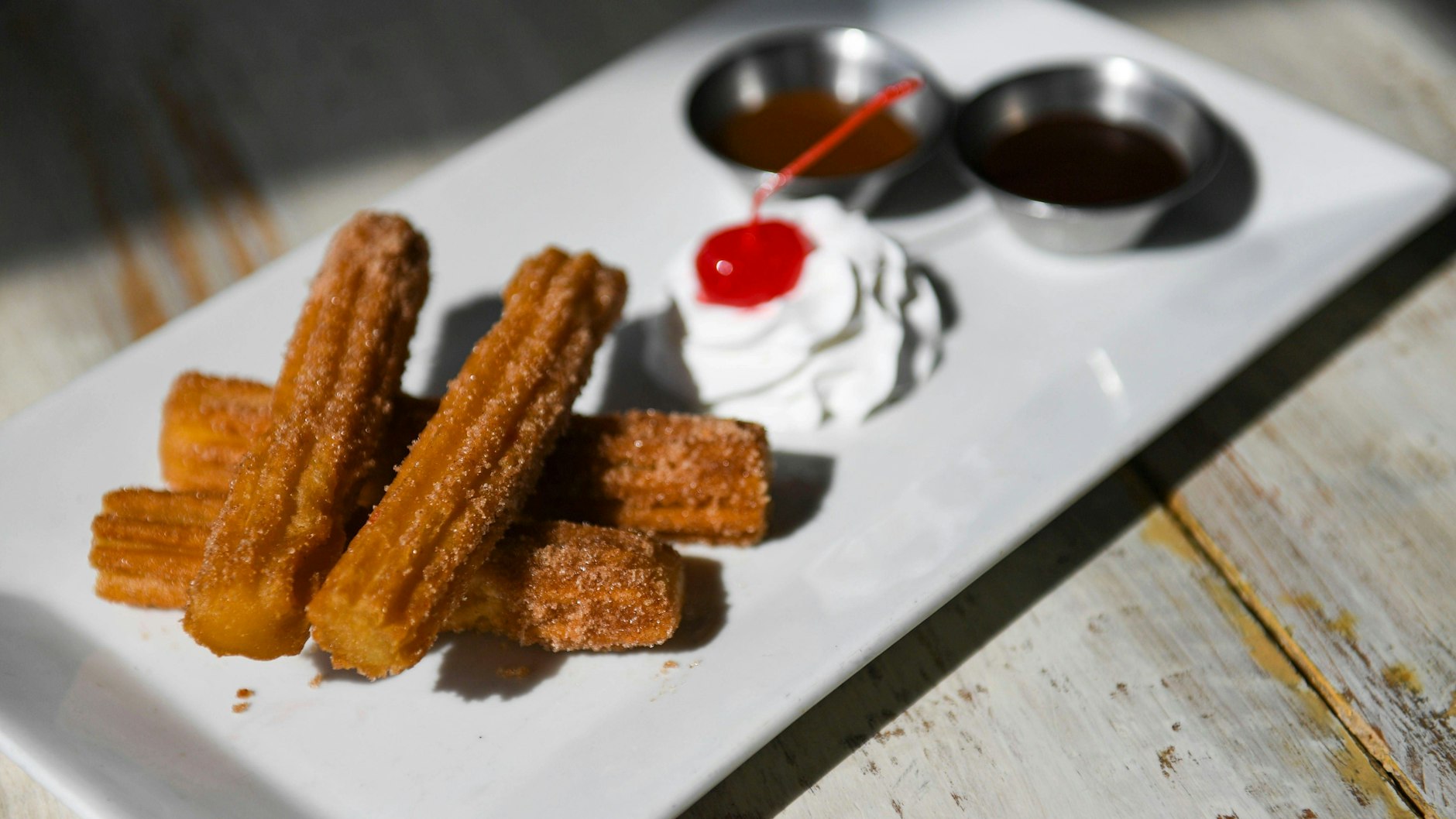 Probieren Sie das Rezept für Churros aus der Heißluftfritteuse gleich mal aus.