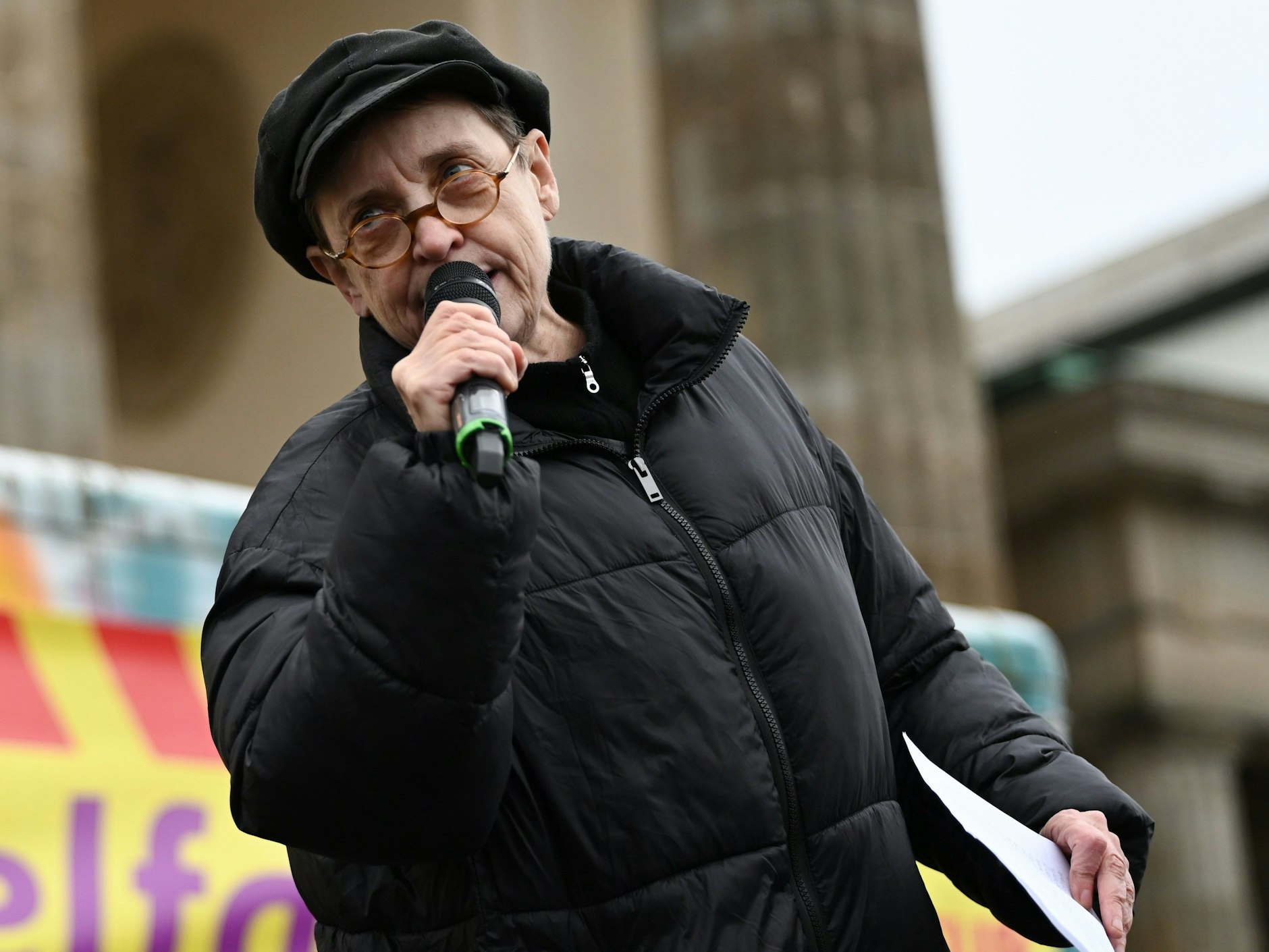 Katharina Thalbach, Schauspielerin, nimmt vor dem Brandenburger Tor an einer Demonstration gegen die geplanten Kürzungen im Kulturbereich teil.