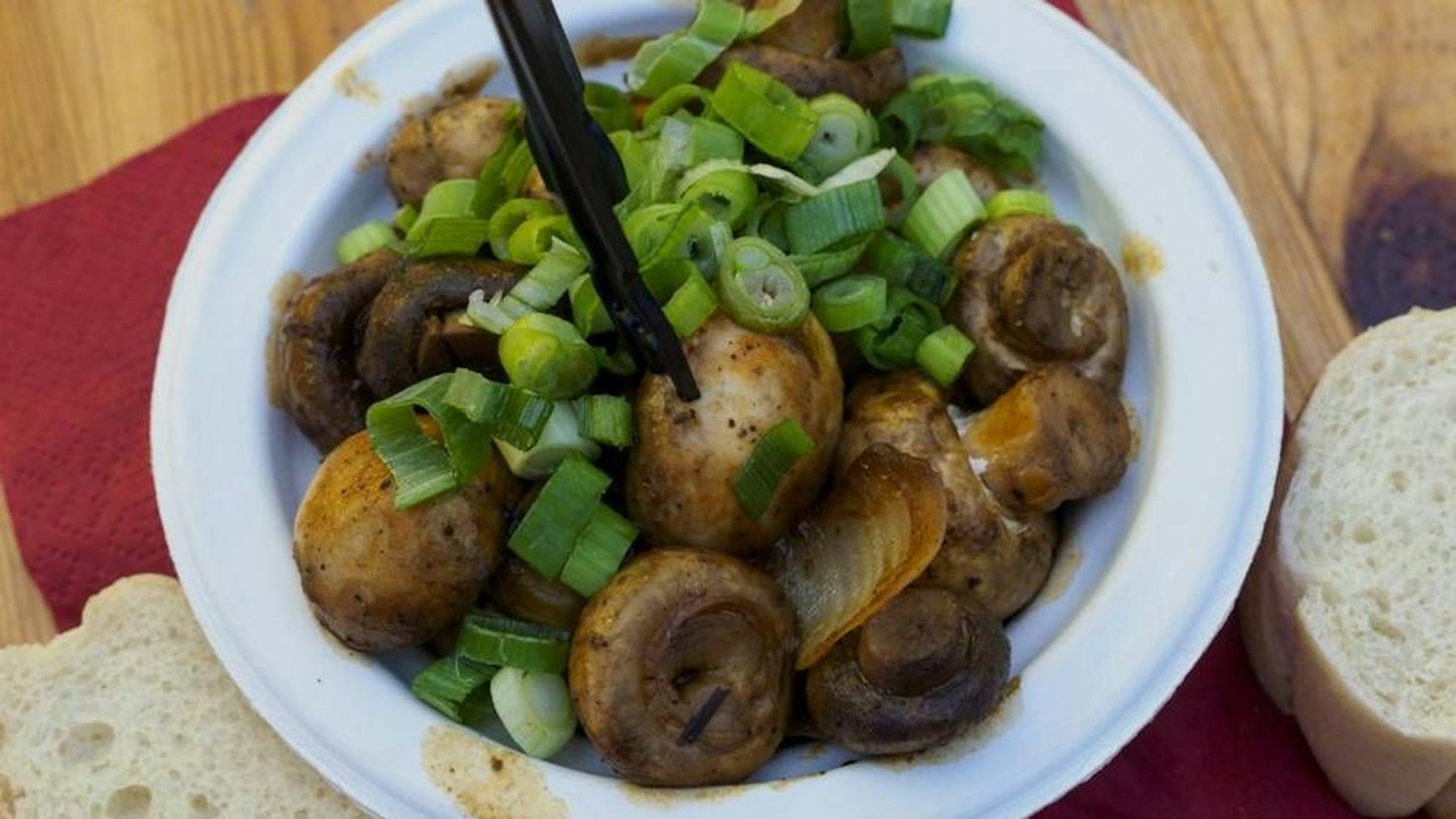 Probieren Sie das Rezept für Champignonpfanne aus der Heißluftfritteuse gleich mal aus.