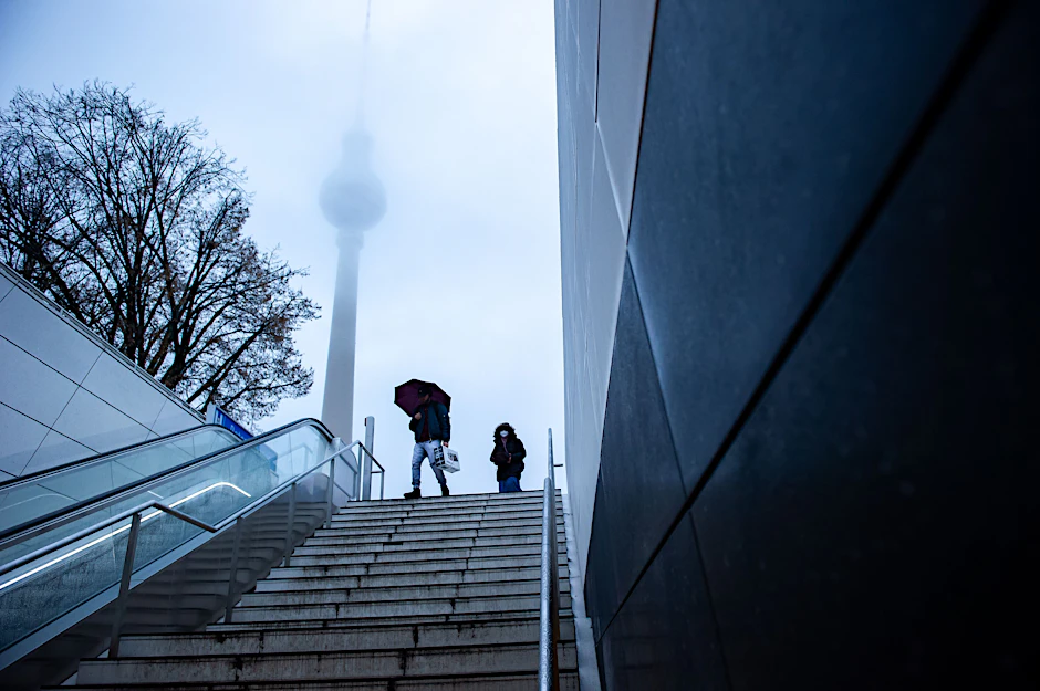Berlin: Manchmal lässt der Nebel sogar den halben Fernsehturm verschwinden.