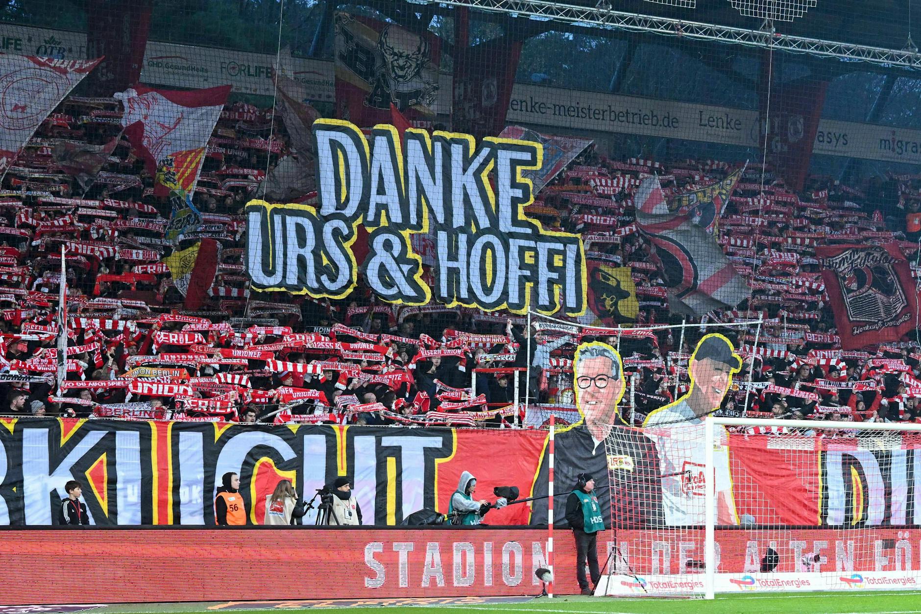 Im ersten Spiel nach der Trennung von Urs Fischer und seinem Co-Trainer Markus Hoffmann wurden die beiden Schweizer von den Fans des 1. FC Union gefeiert.