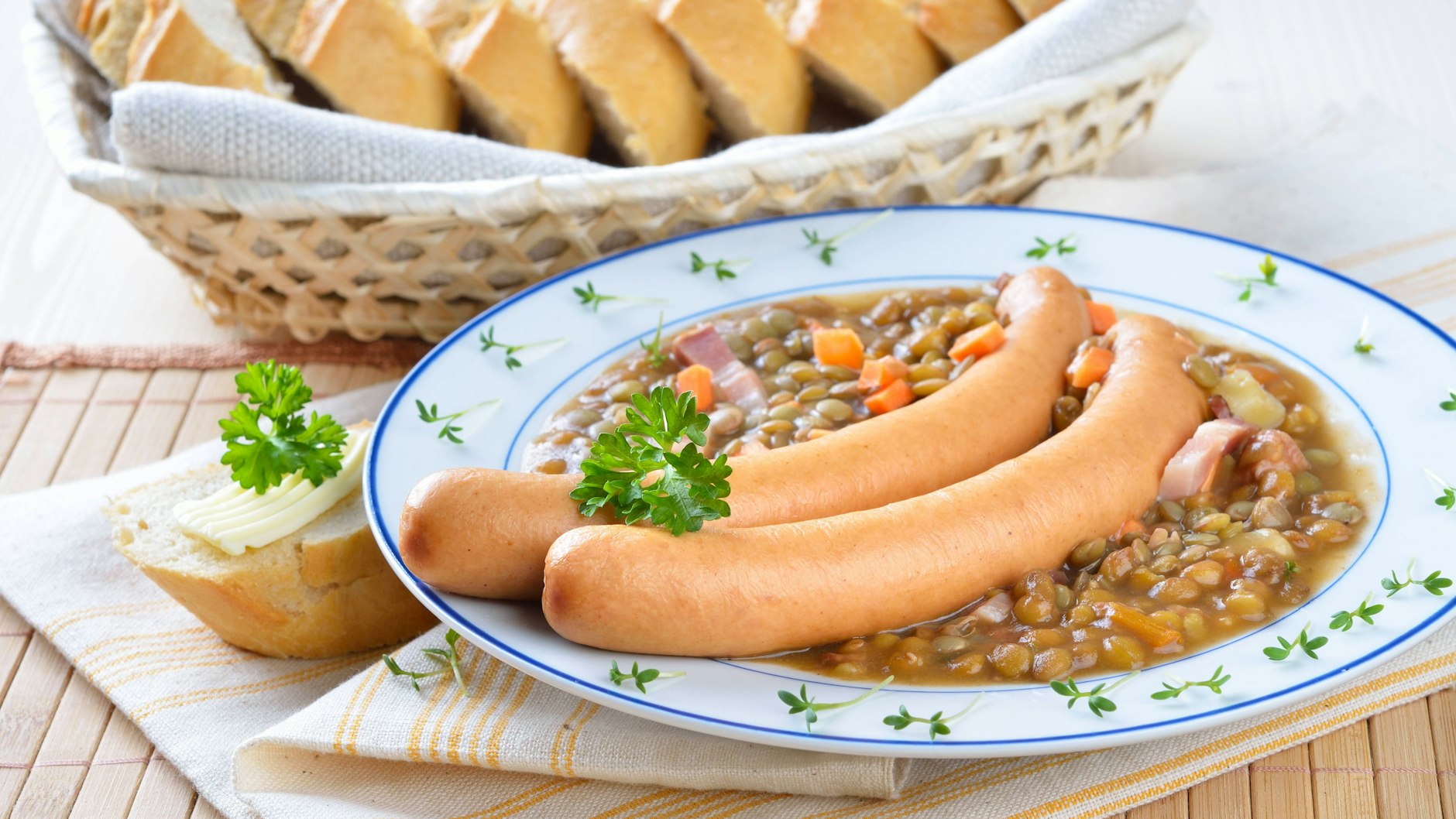 Linseneintopf wie früher: Schon Oma hat ihn dick mit viel Suppengrün, Petersilie und Würstchen gekocht. Das Rezept schmeckt auch heute noch!
