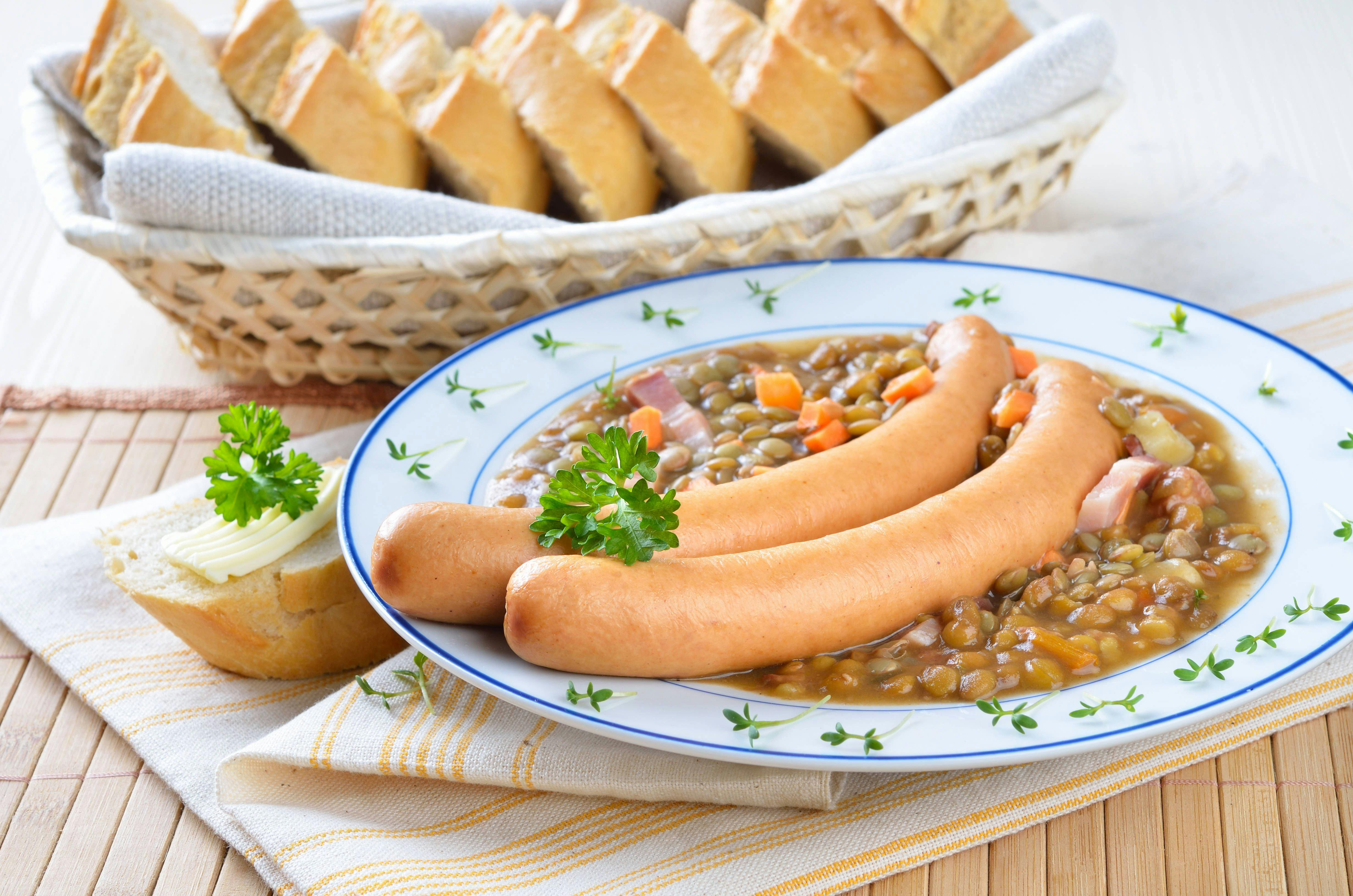 Omas herzhafter Linseneintopf mit Würstchen: Altes Rezept aus dem Osten