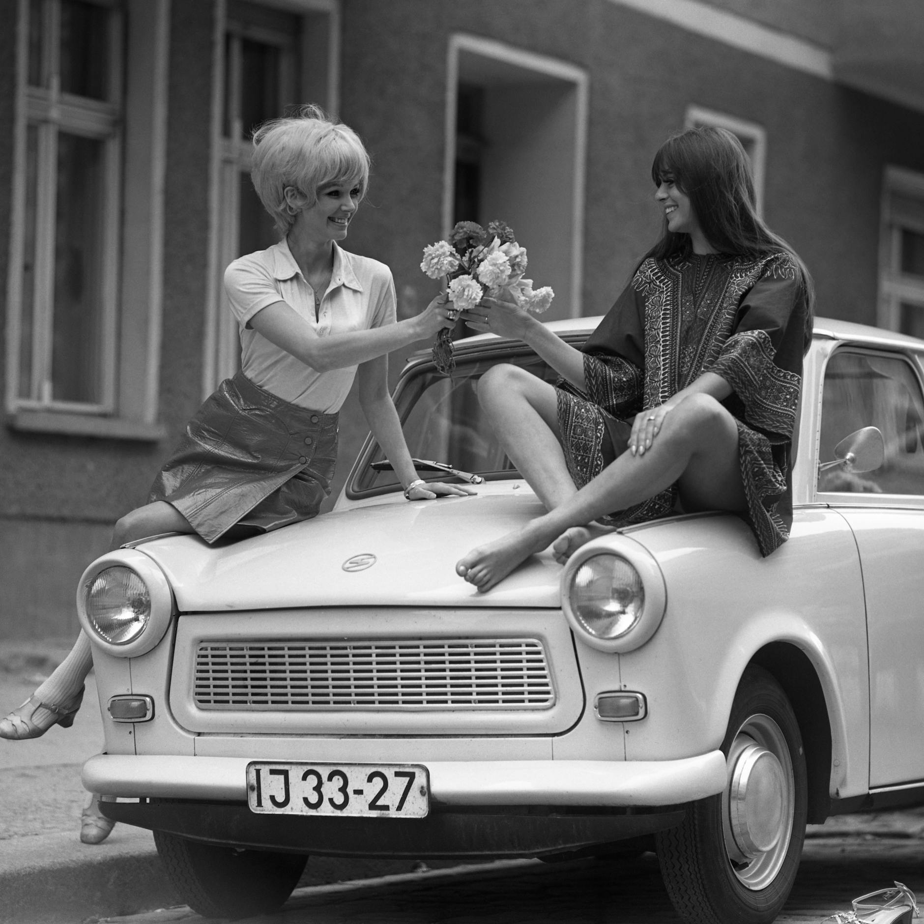 Ebenfalls immer wieder Thema in Witzen aus der DDR ist der Trabant - die Autofahrer in der DDR liebten ihre Rennpappen, aber nahmen sie auch mit Humor.