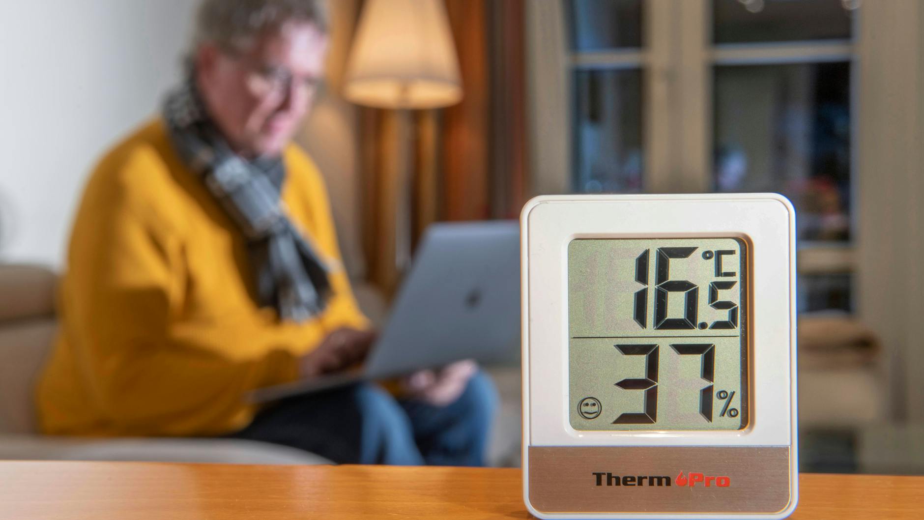 Eine Raumtemperatur von mindestens 16 Grad ist ideal, um Schimmelbildung in Räumen zu vermeiden.