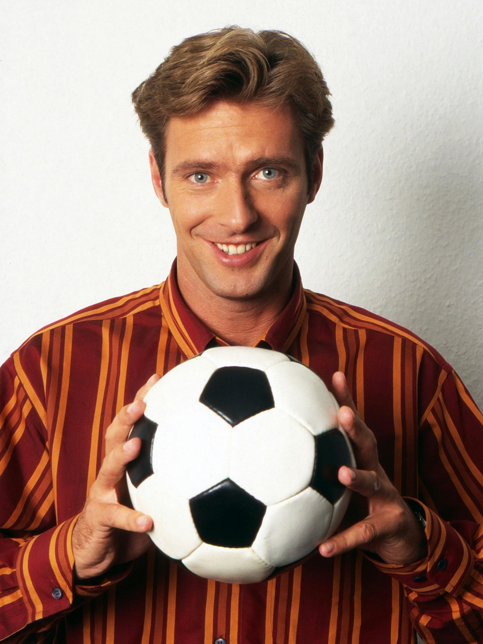 Dieses alte Foto von 1995 erinnert an die Zeit, als Jörg Pilawa für die Fußball-Sendung ran im Einsatz war.