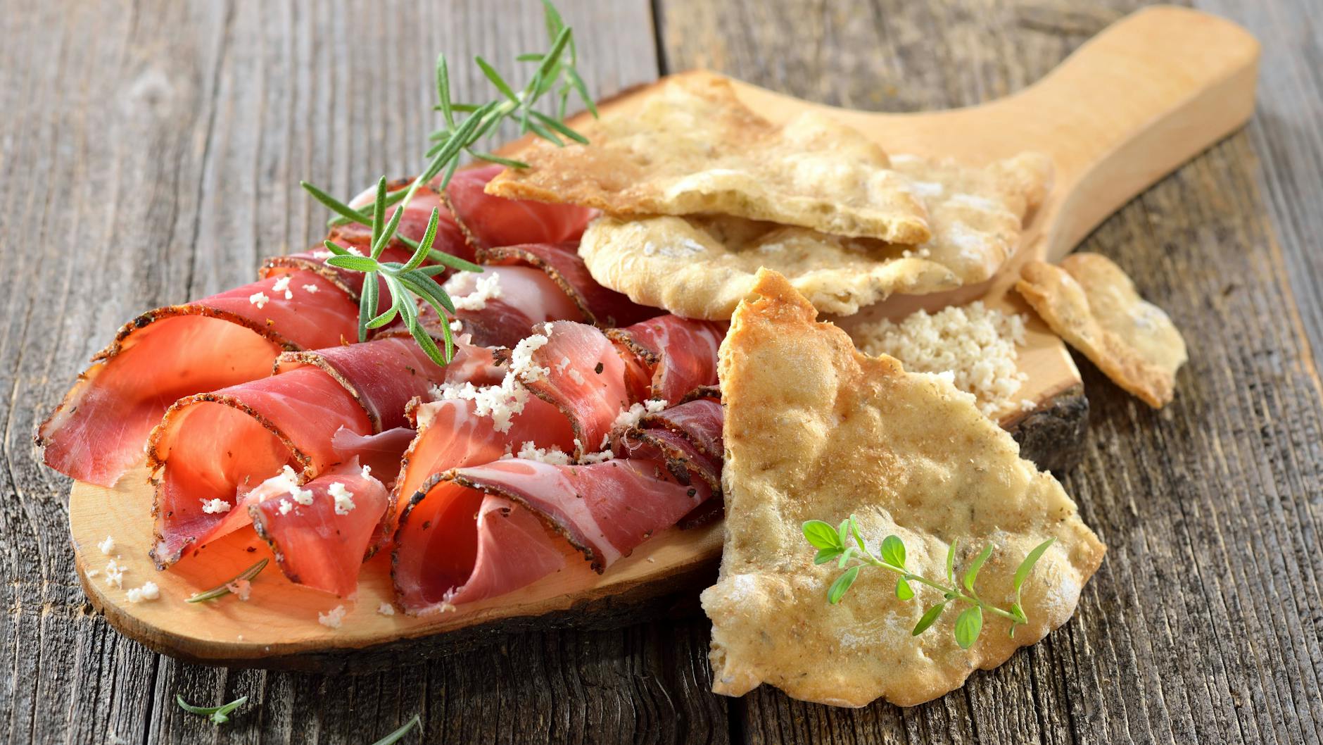 Ob mit Butter, Käse oder deftigem Schinken: Schüttelbrot bereichert jeden Abendbrottisch - und es ist mit dem richtigen Rezept sehr einfach zu backen.