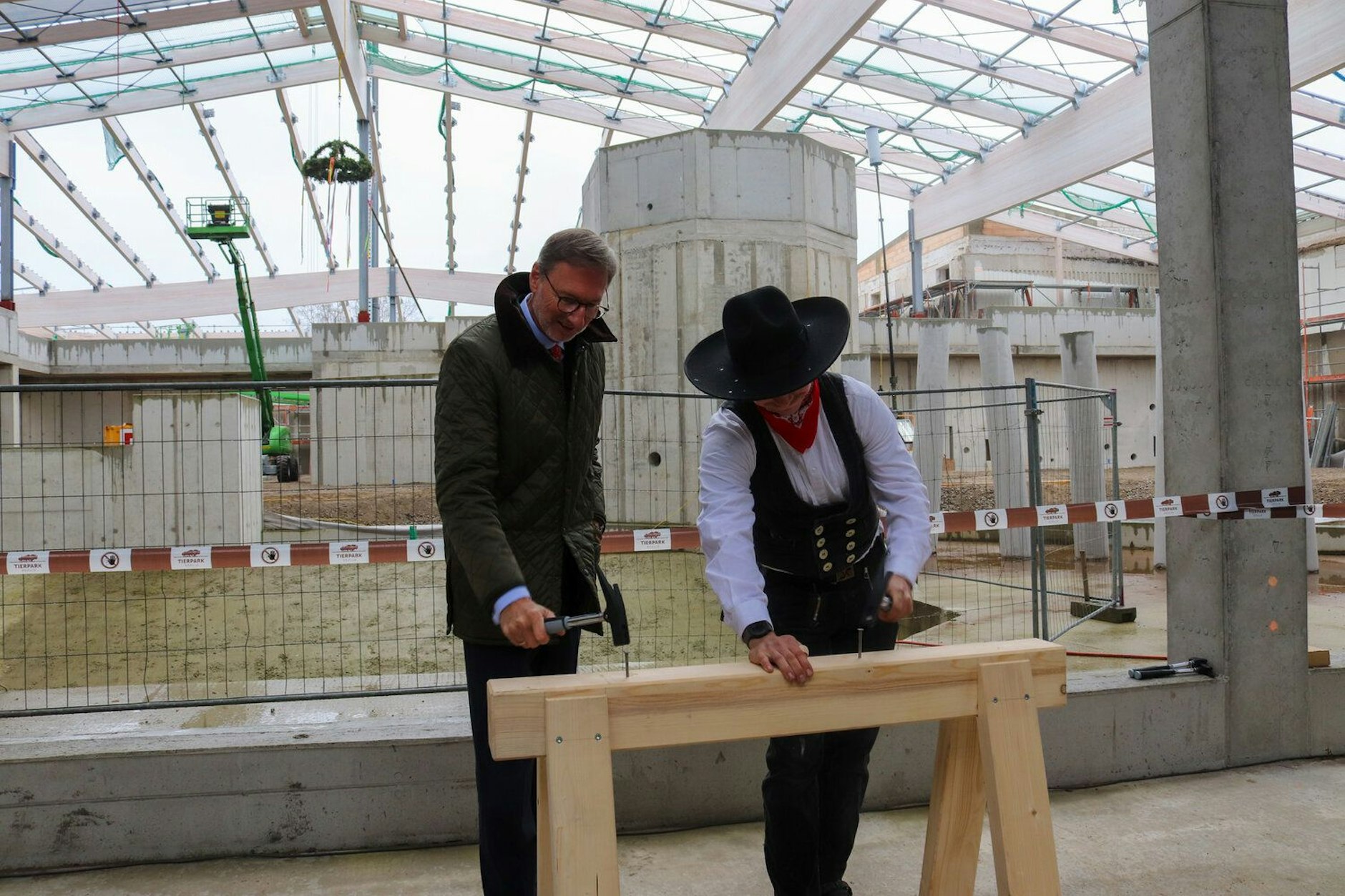 Tierparkdirektor Andreas Knieriem (l.) schlägt einen Nagel ein: Beim neuen Elefantenhaus wurde Richtfest gefeiert.