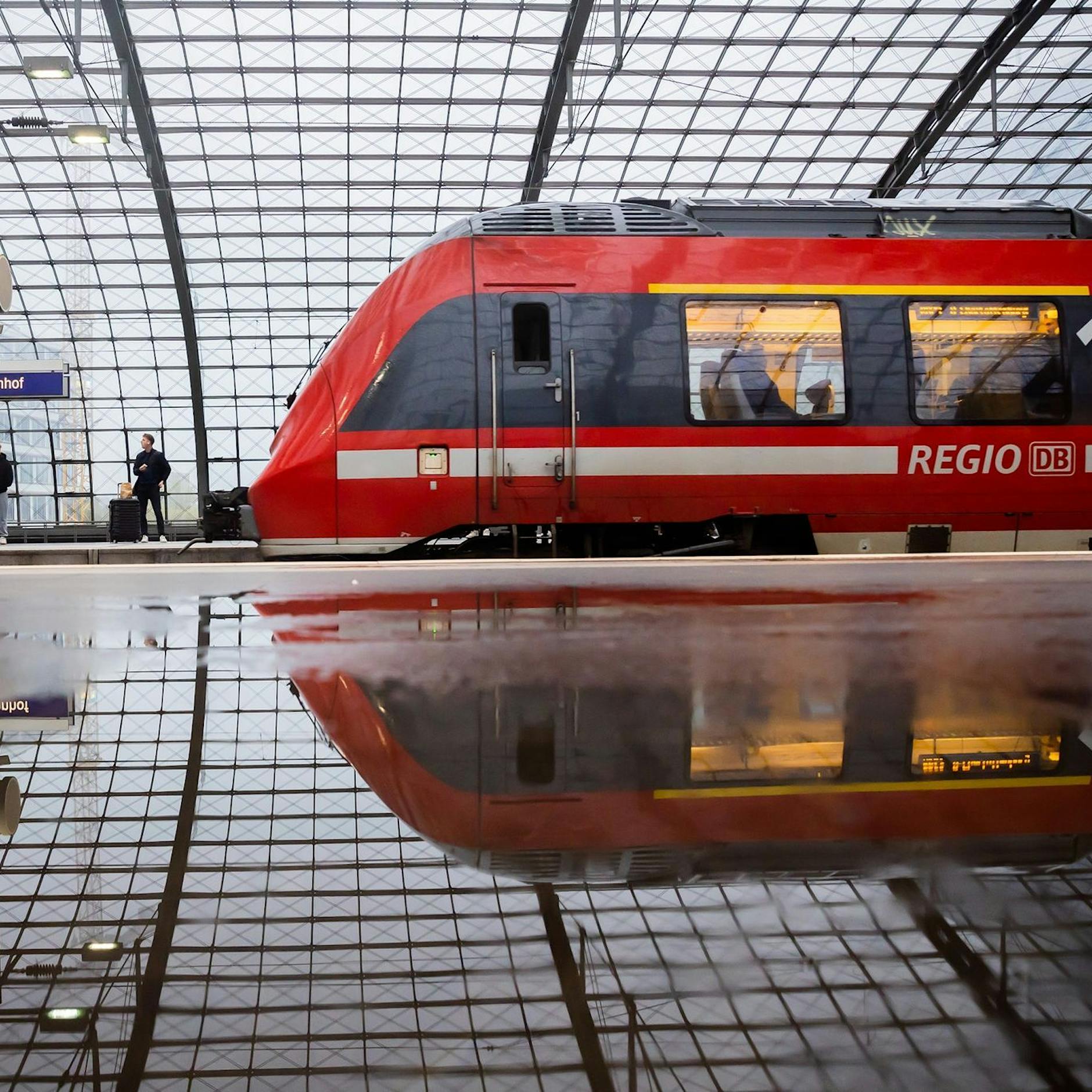 Poker ums Deutschlandticket: Beliebte Bahnfahrkarte steht vor dem Aus!