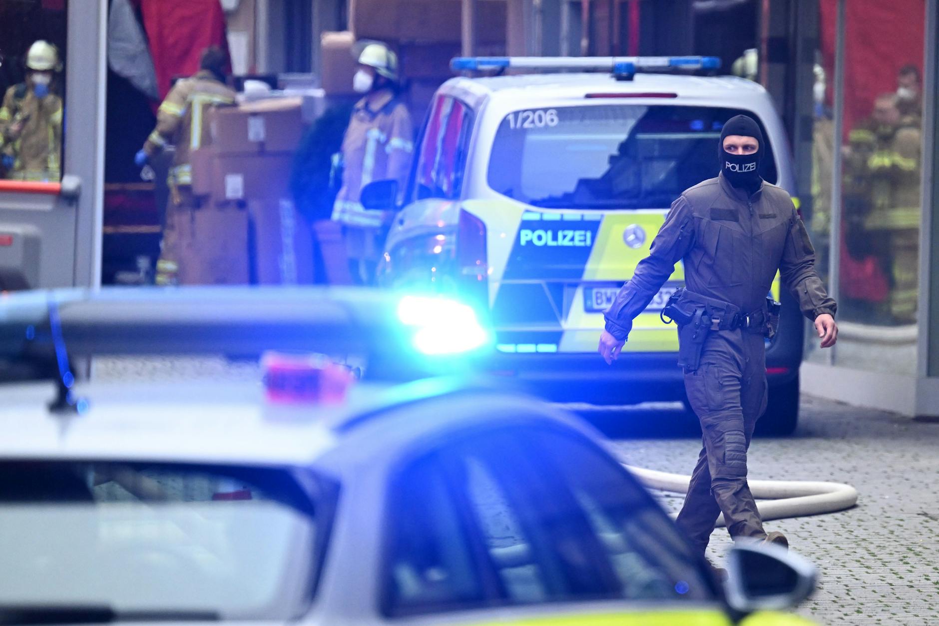 Einsatzkräfte der Polizei, der Feuerwehr und der Rettungsdienste sind bei einem Großeinsatz in der Innenstadt von Esslingen, nach dem es eine Explosion gegeben hatte.