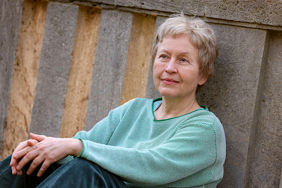 Ulrike Draesner ist Dichterin und Erzählerin, sie lehrt als Professorin am Literaturinstitut Leipzig und wohnt in Berlin.