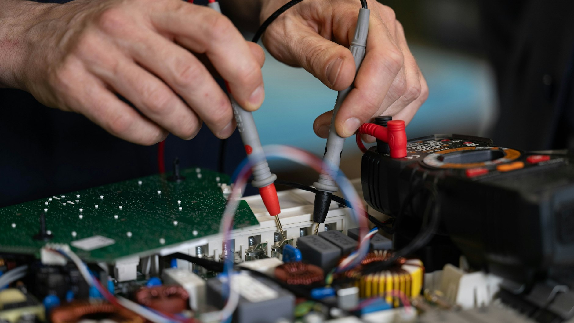 Ein Servicetechniker in Leipzig repariert ein Ceranfeld. Doch Vorsicht: Wer den Reparaturbonus will, darf den Handwerker nicht bar bezahlen.