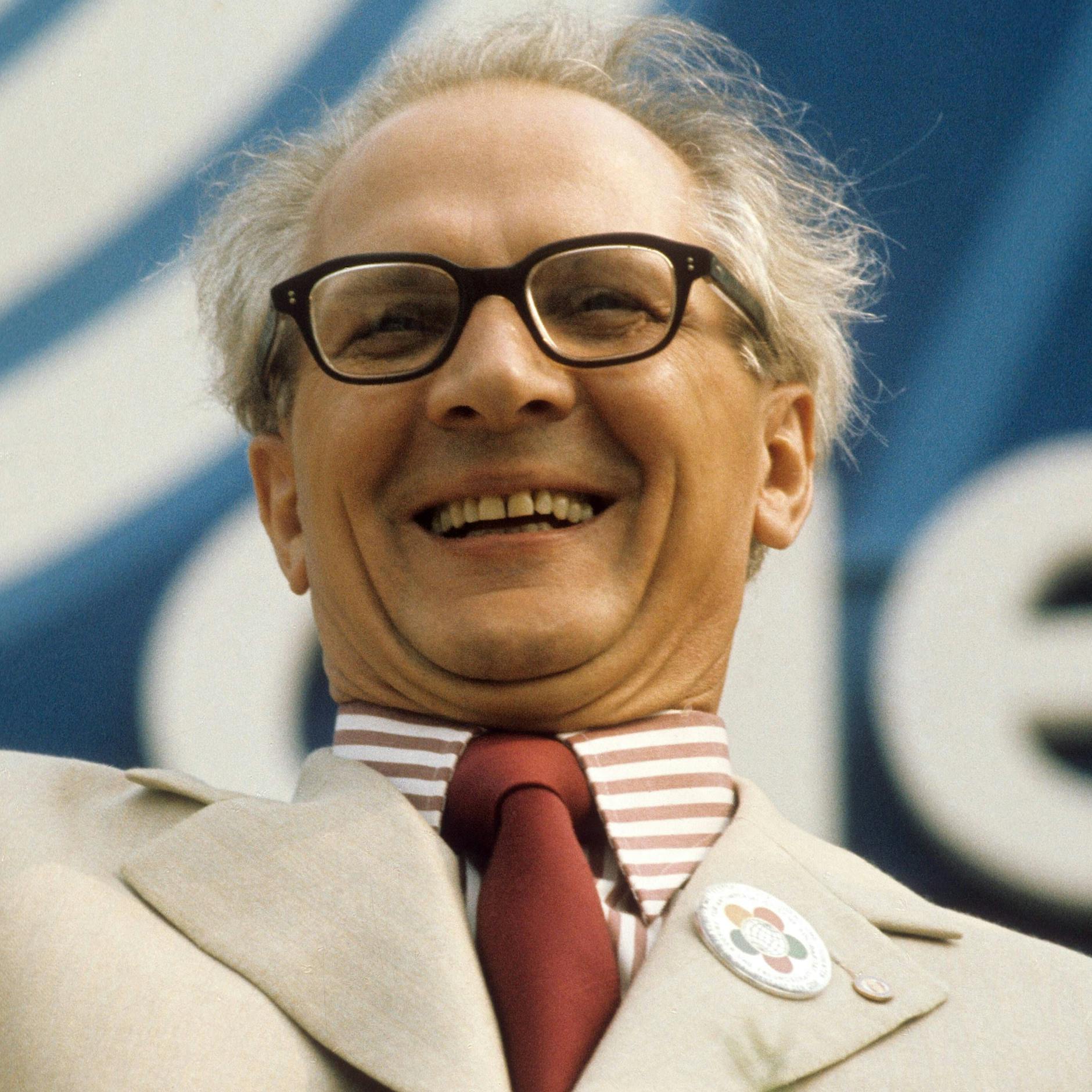 Beste Witze aus der DDR: Erich Honecker besucht einen Kindergarten ...