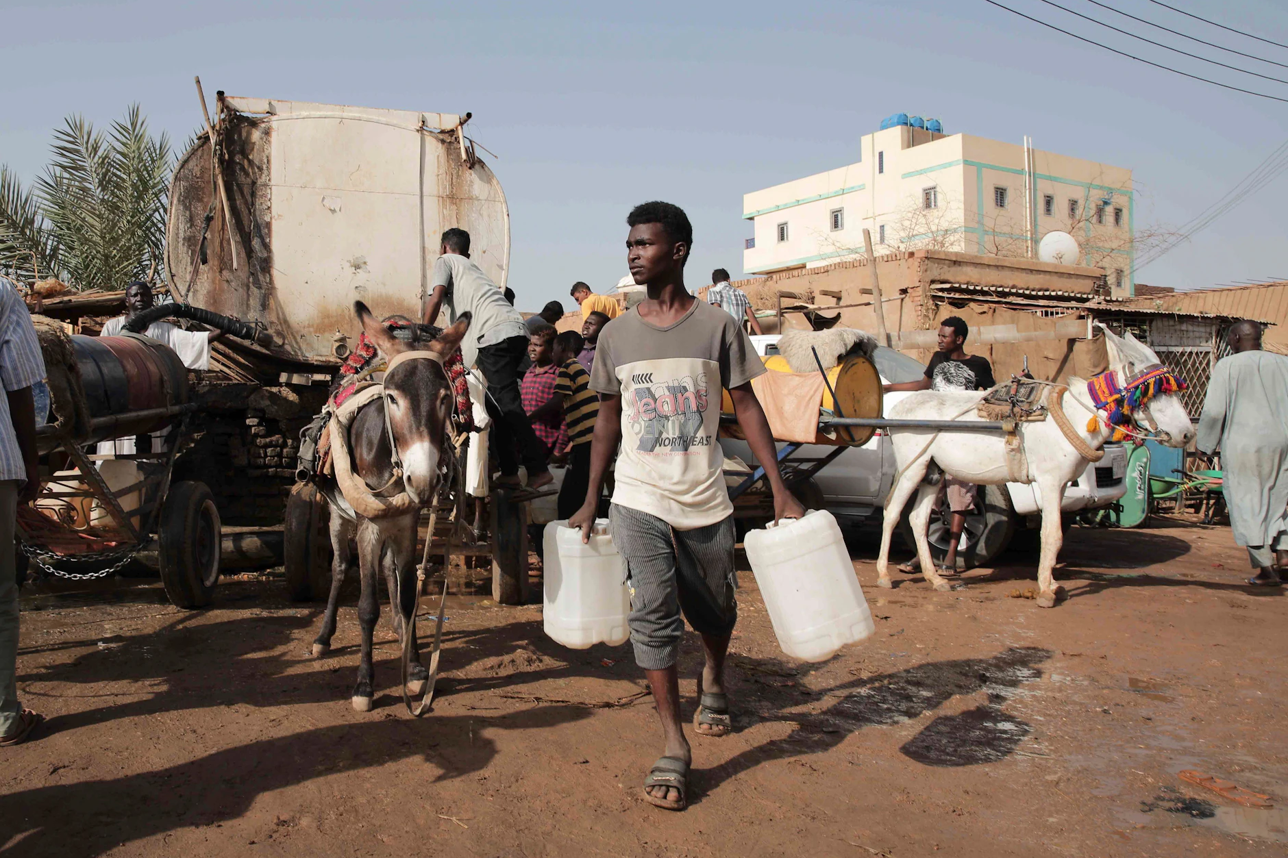 Ein Mann transportiert Wasser in der Hauptstadt Khartum. Viele Menschen im Sudan sind von Hunger betroffen.