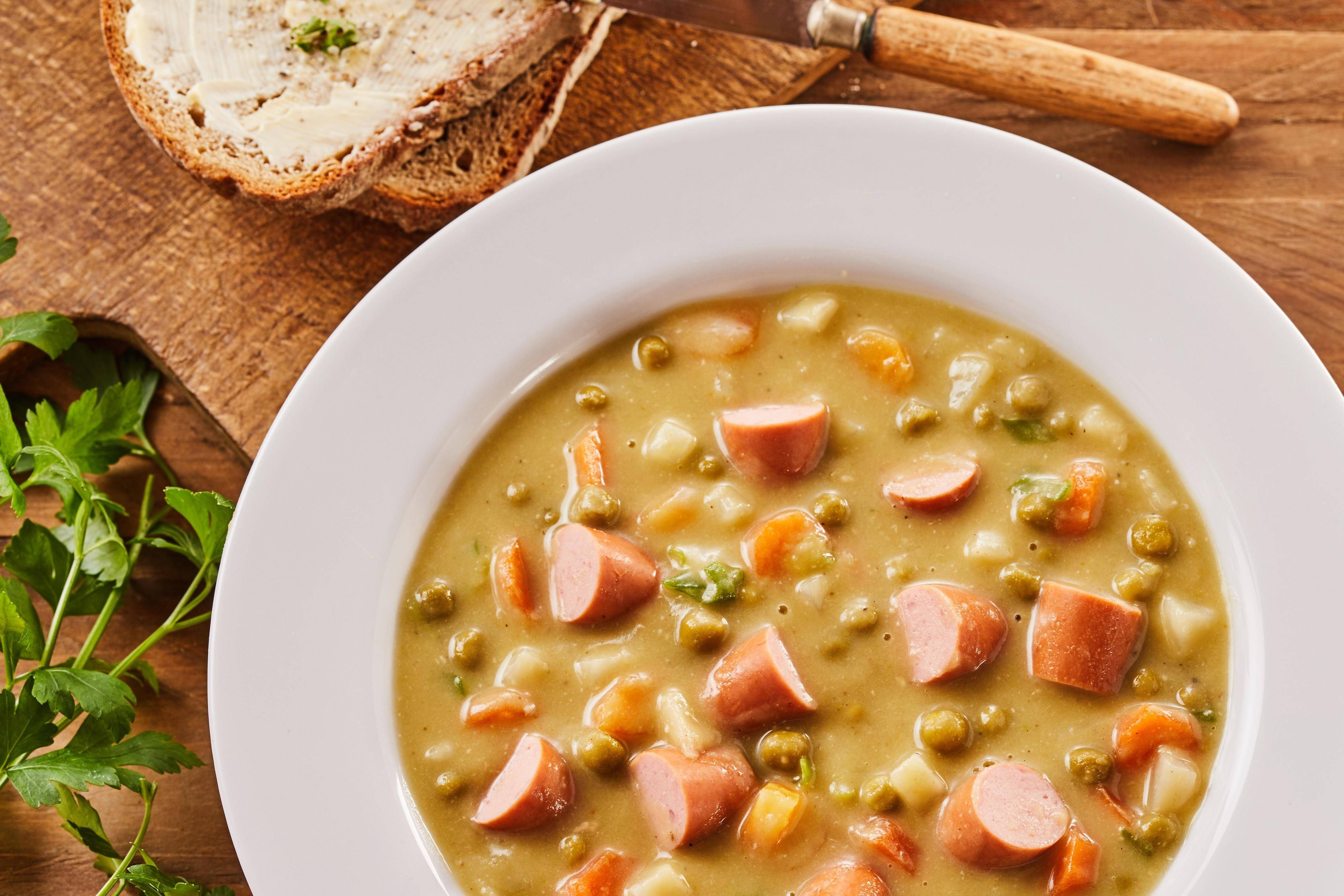 Omas geheimes Rezept: So kochen Sie die BESTE Erbsensuppe der Welt!