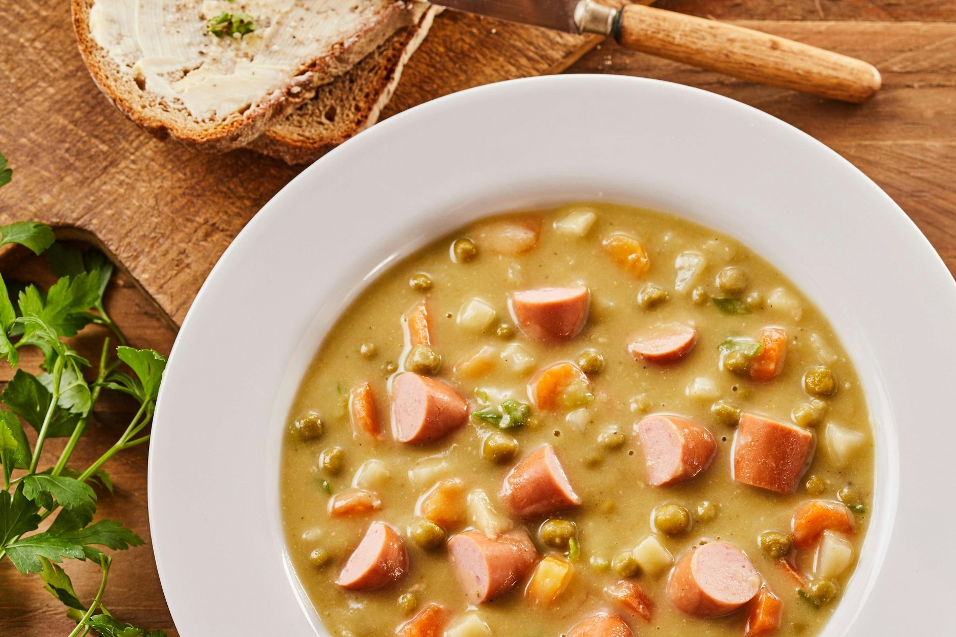 Der Klassiker aus Omas Küche: Leckere Erbsensuppe mit Würstchen ist mit dem richtigen Rezept im Handumdrehen fertig.