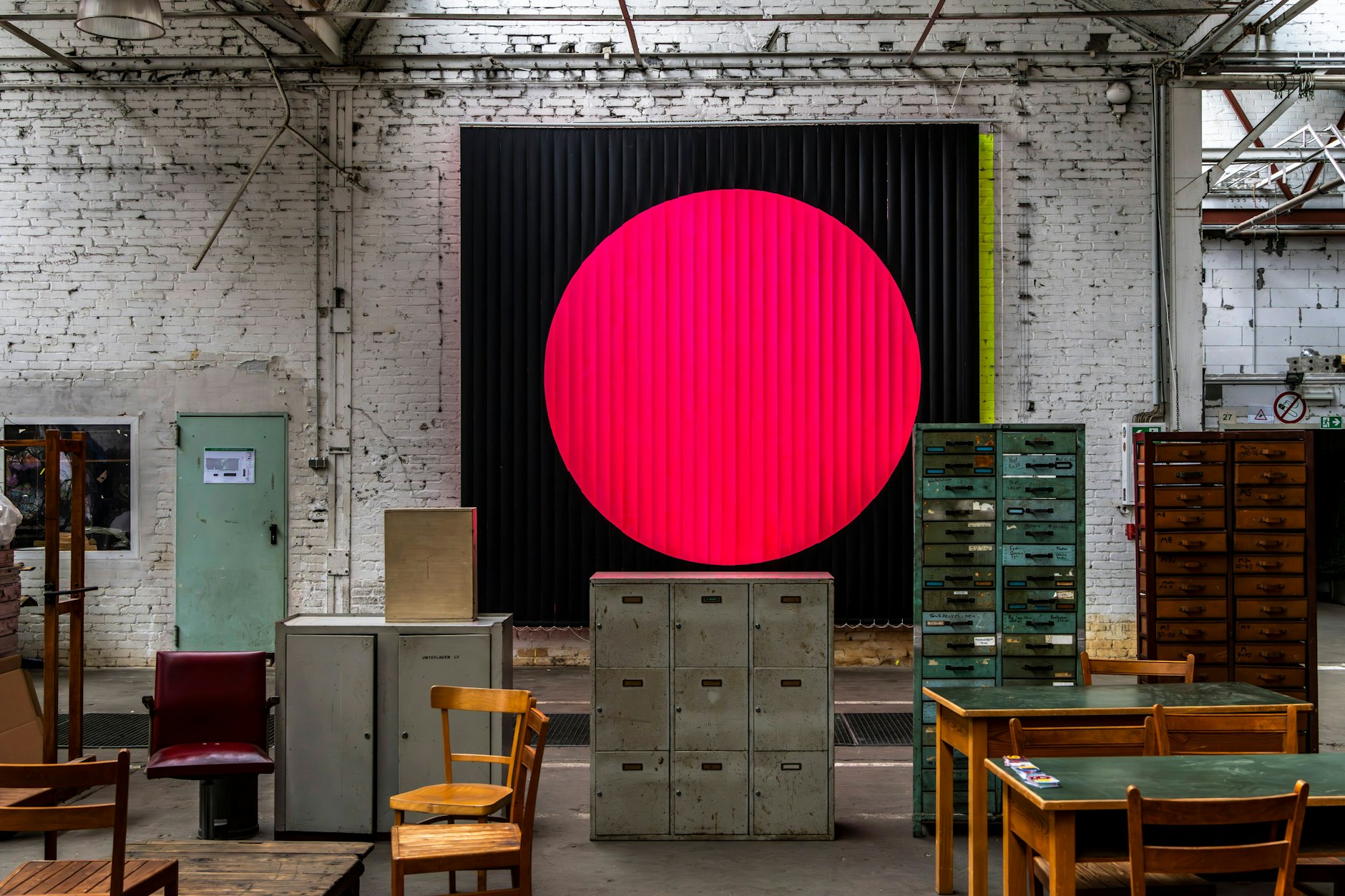 Nach fünf Jahren muss Good old Goods aus der Arena Berlin ausziehen – der Betreiber, Jakob Wagner, sucht eine neue, größere Fläche für seine Vintage-Möbel.