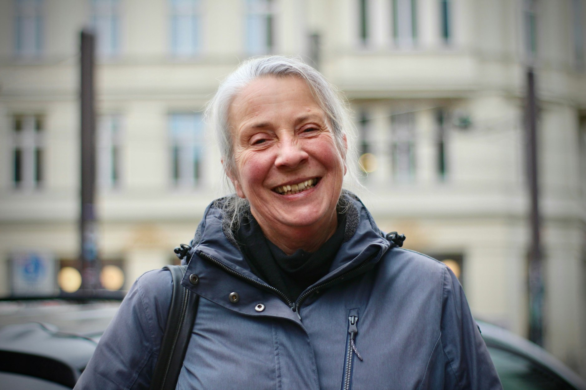 Rebecca befürwortet das Deutschlandticket: Sie sieht es als wichtigen Schritt für mehr ökologische Mobilität, auch wenn ihre Familie durch bestehende Sonderregelungen bereits abgesichert ist.