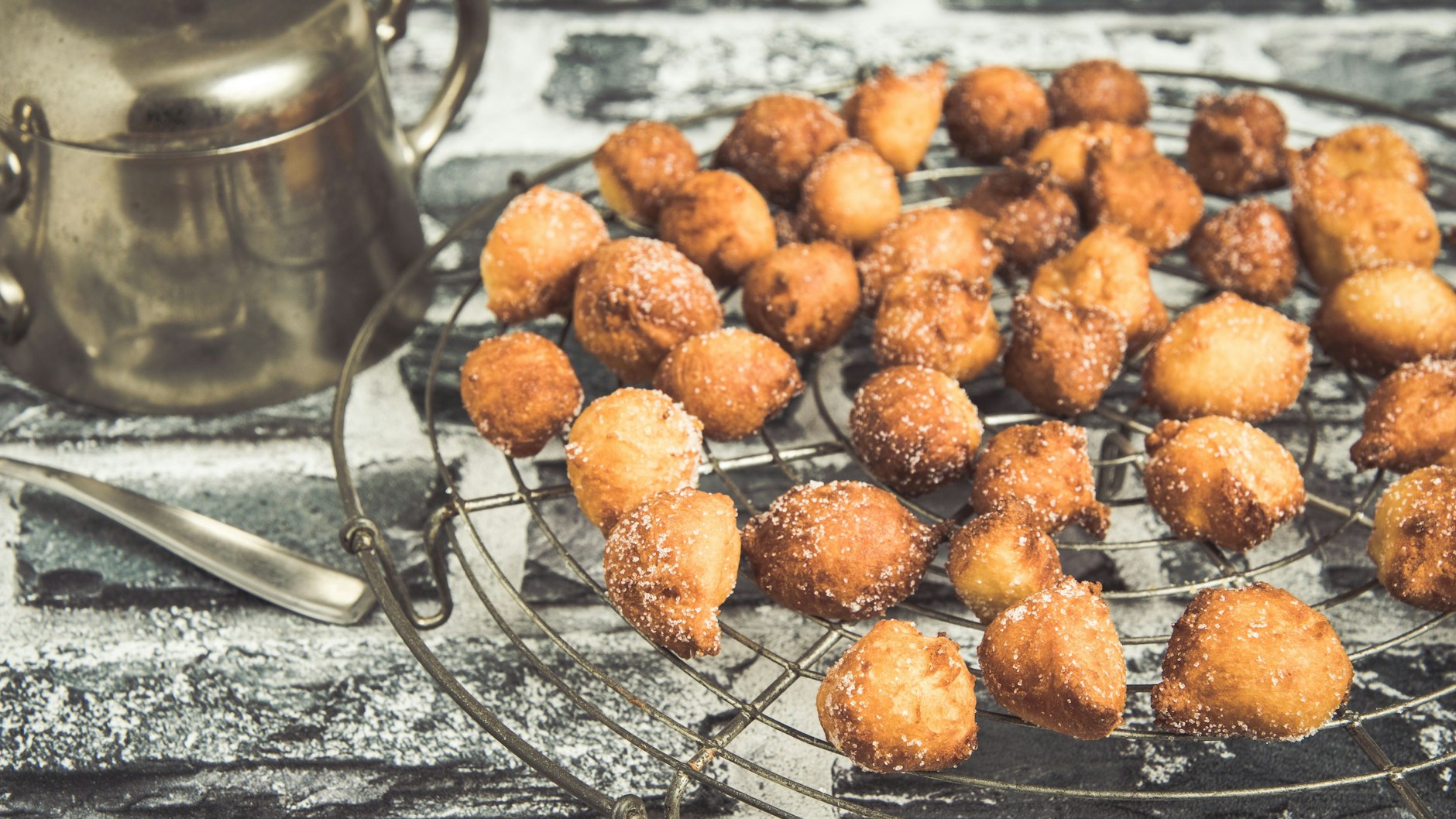 Manchmal sind die Kräppelchen auch größer, erinnern eher an Quarkbällchen. Wie Sie die Kräppelchen nach diesem Rezept formen, ist natürlich Ihnen überlassen.