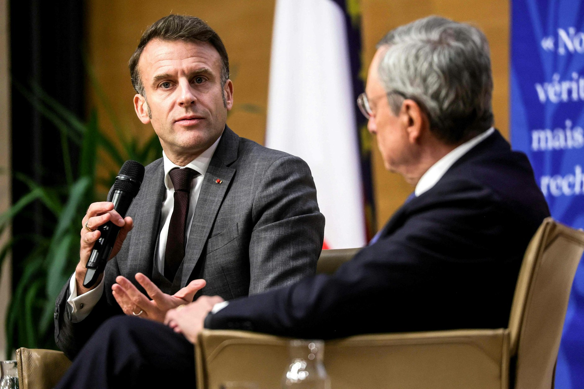 Emmanuel Macron und Mario Draghi am Mittwochabend am <a target="_blank" rel="nofollow" href="https://www.youtube.com/watch?v=mQapKsRpals">Collège</a> de France in Paris