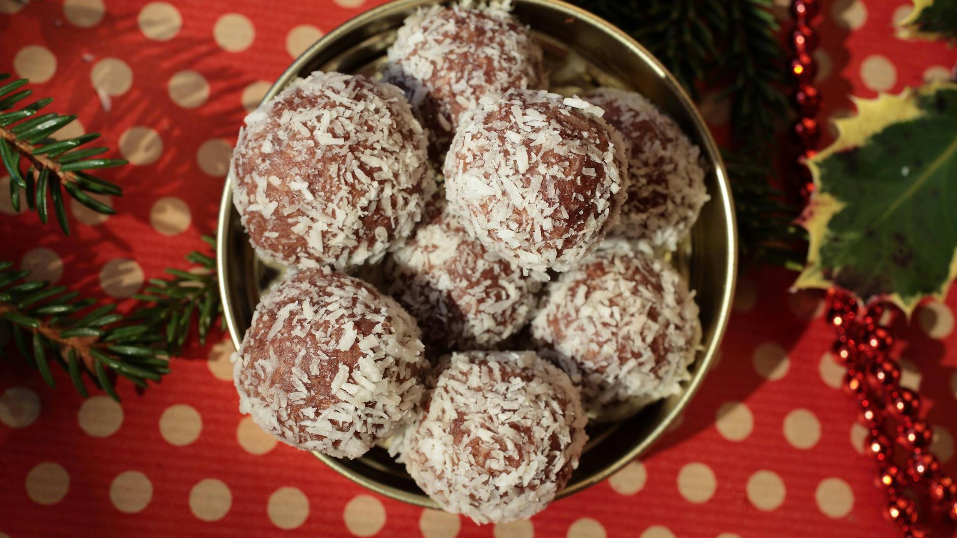 Das Rezept für Rumkugeln ist so simpel, dass jeder es hinbekommt. Perfekt als Geschenk zu Weihnachten.