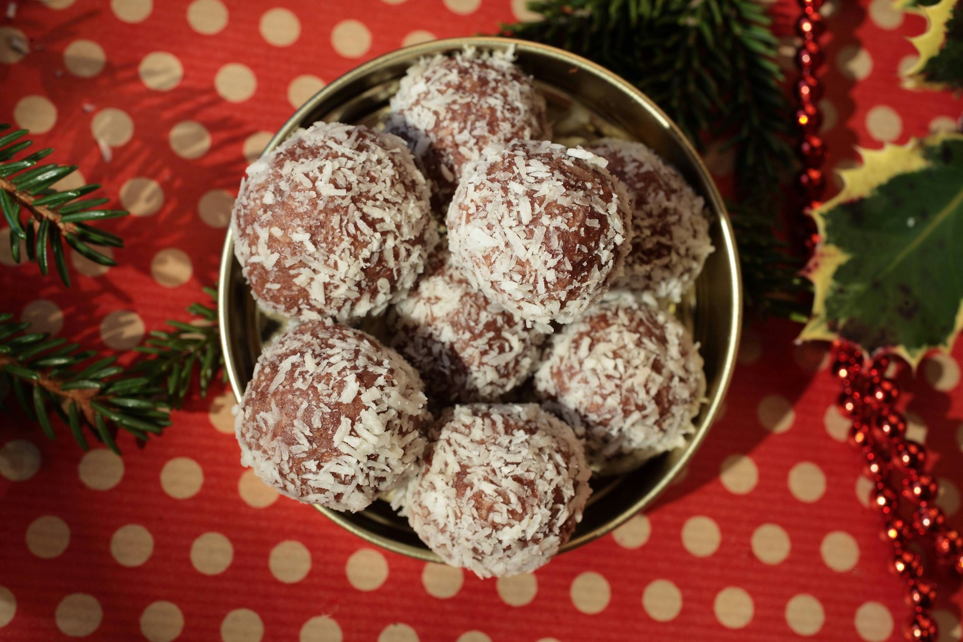 Das Rezept für Rumkugeln ist so simpel, dass jeder es hinbekommt. Perfekt als Geschenk zu Weihnachten. 