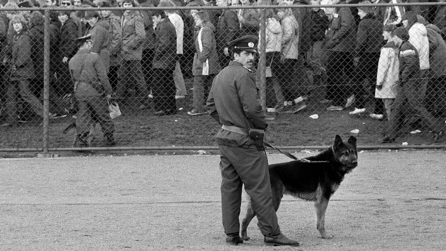 Auch die Mitarbeiter der Volkspolizei – hier bei einem Fußballspiel 1982 – kommen immer wieder in Witzen aus der DDR vor.