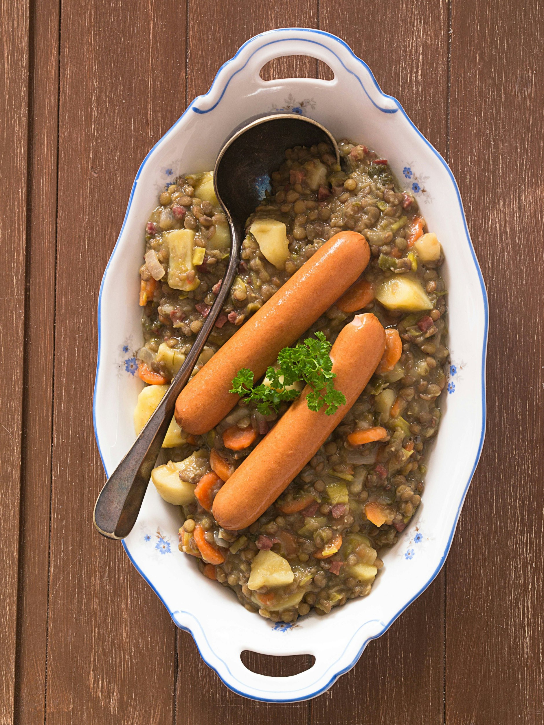 Dicker Linseneintopf mit Würstchen nach Omas Rezept - wer würde da nicht gern sofort zum Löffel greifen?