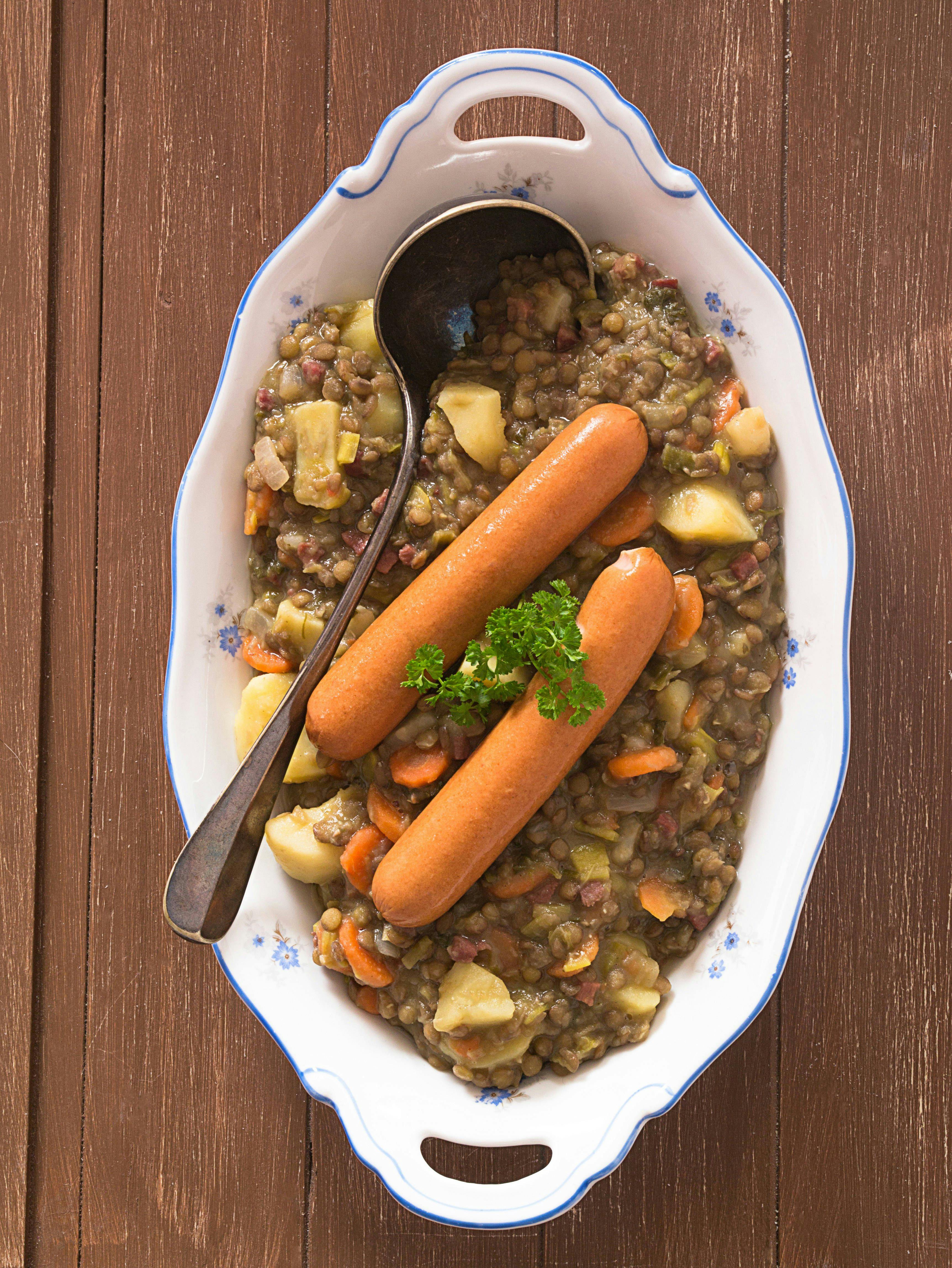 Omas herzhafter Linseneintopf mit Würstchen: Altes Rezept aus dem Osten