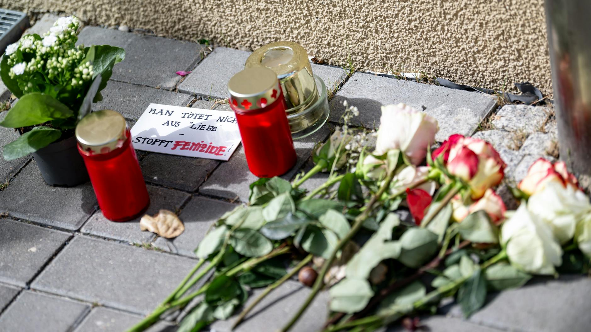Vor dem Wohnhaus in Friedrichsfelde legten Anwohner nach dem brutalen Mord Blumen und Kerzen nieder.