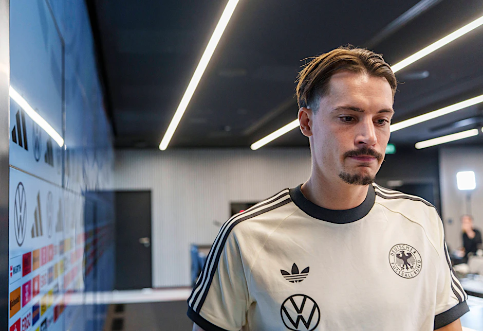 Bei Eintracht Frankfurt ist Robin Koch ein Führungsspieler. In der Nationalmannschaft kommt der Verteidiger auch mit einer Nebenrolle zurecht.