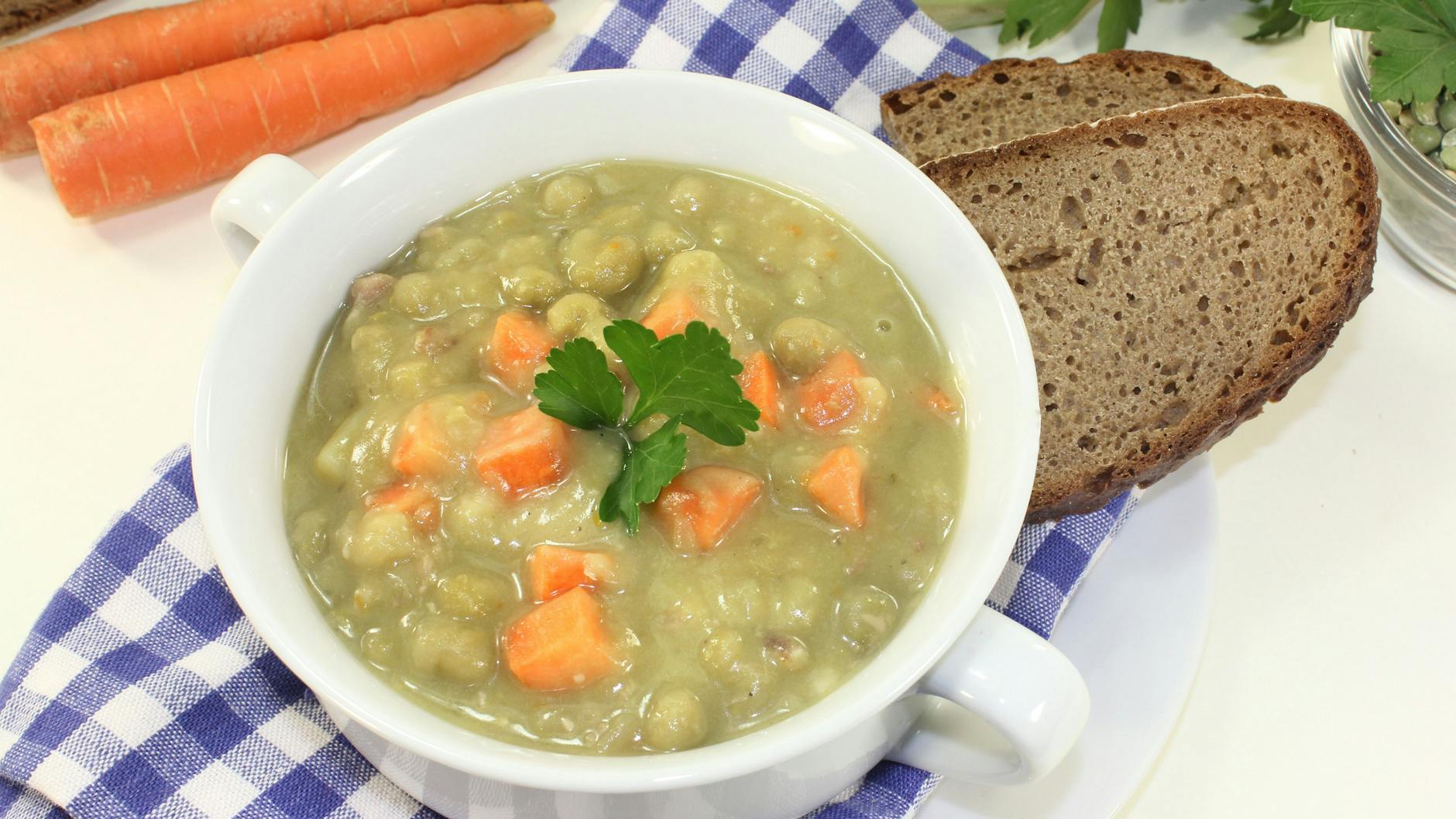 Erbsensuppe ist ein wahrer Suppen-Klassiker - doch zur Dose müssen Sie nicht greifen! Wir haben das beste und einfachste Rezept für den Eintopf.