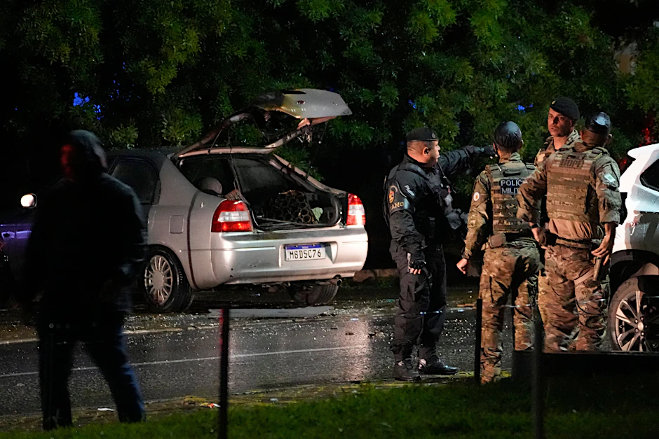 Die Polizei inspiziert ein Fahrzeug vor dem Obersten Gerichtshof in Brasilia nach einer Explosion. 