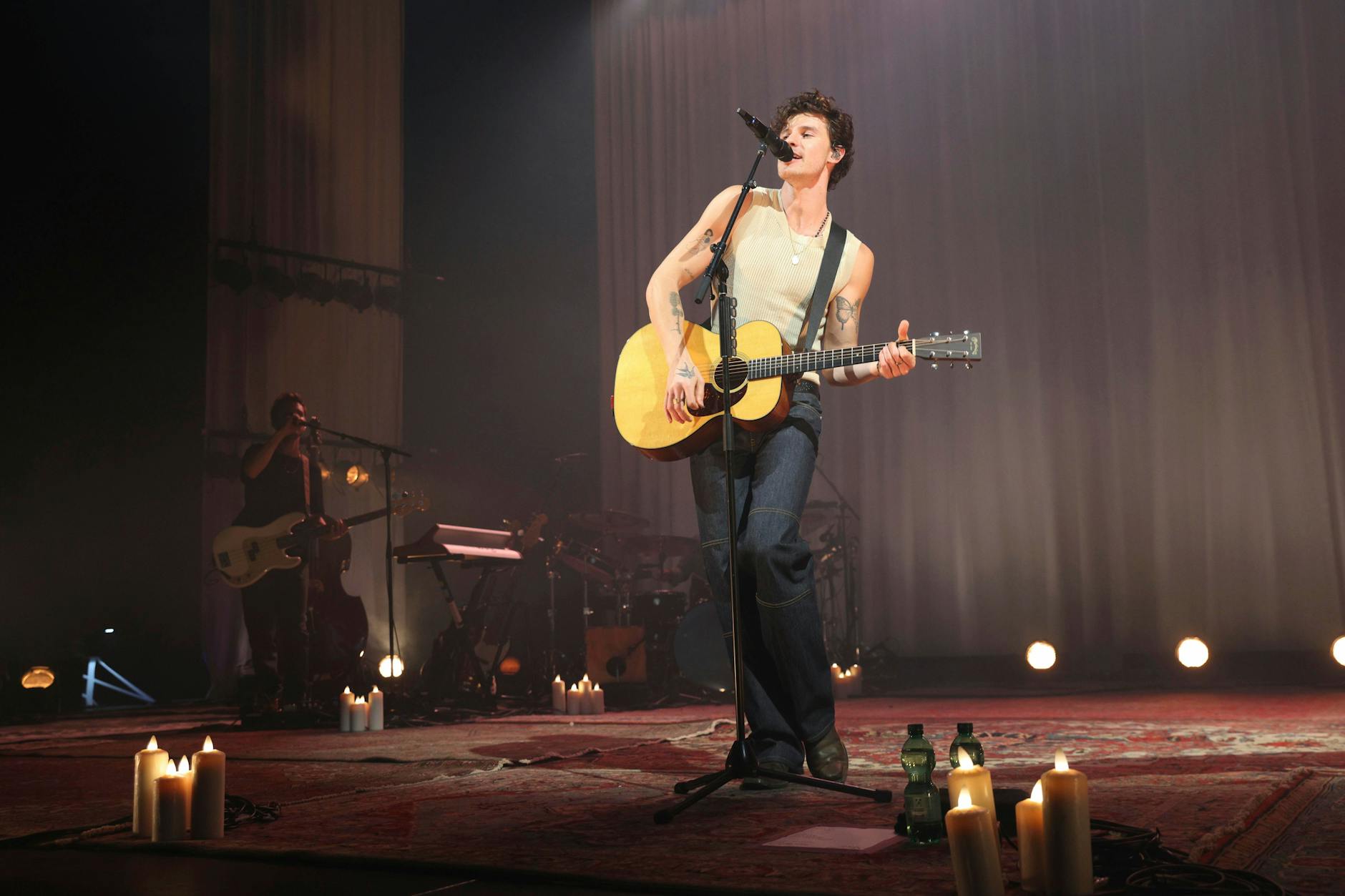 Shawn Mendes mit seiner Gitarre beim Konzert im Berliner Tempodrom am 13. November 2024.