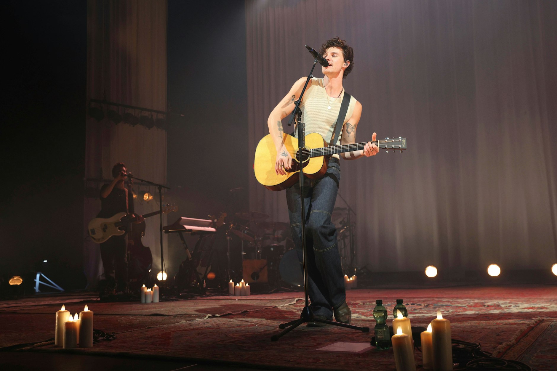 Shawn Mendes mit seiner Gitarre beim Konzert im Berliner Tempodrom am 13. November 2024.