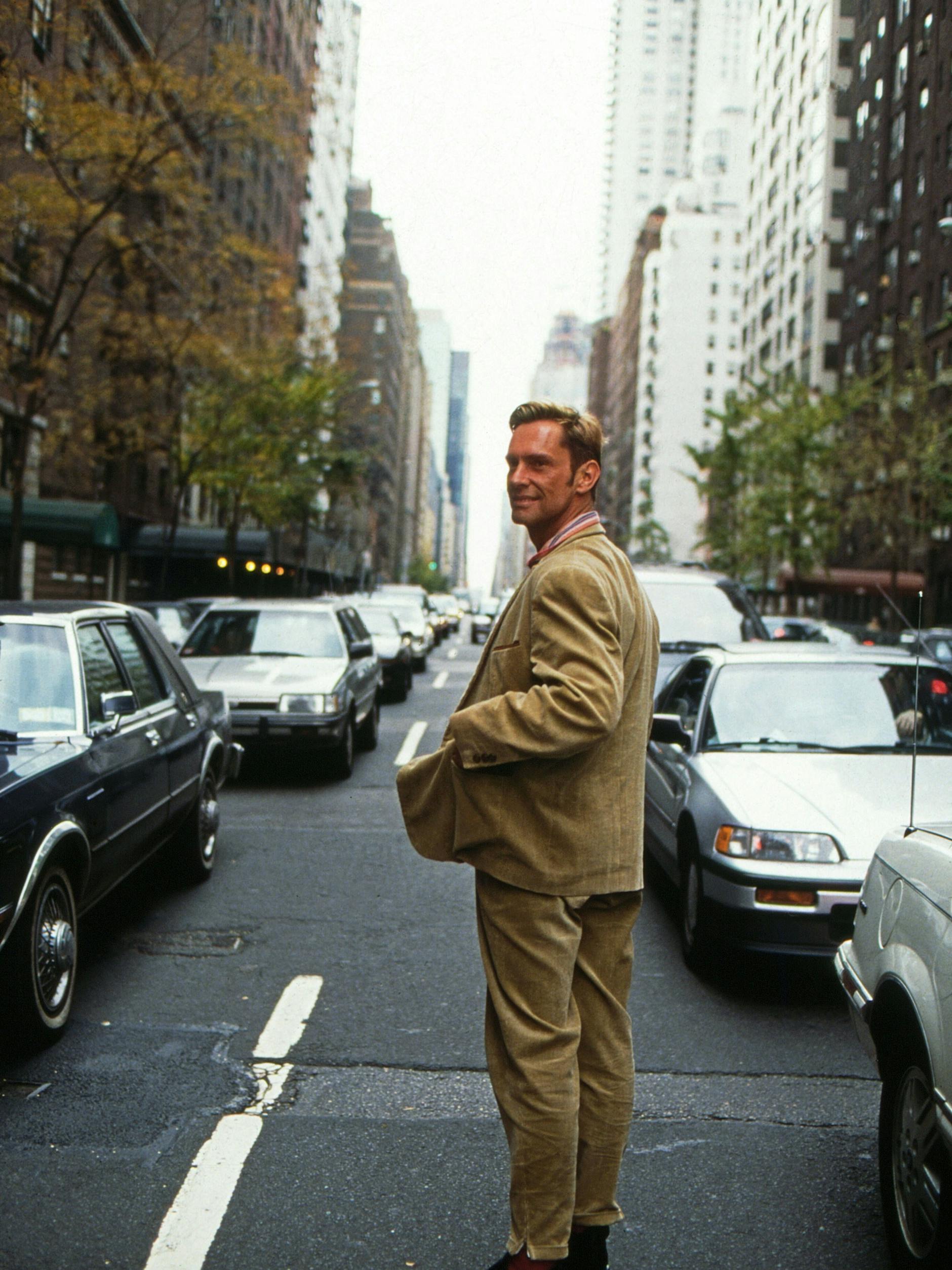 Wolfgang Joop im Jahre 1988: Er spaziert durch einen Stau in New York.