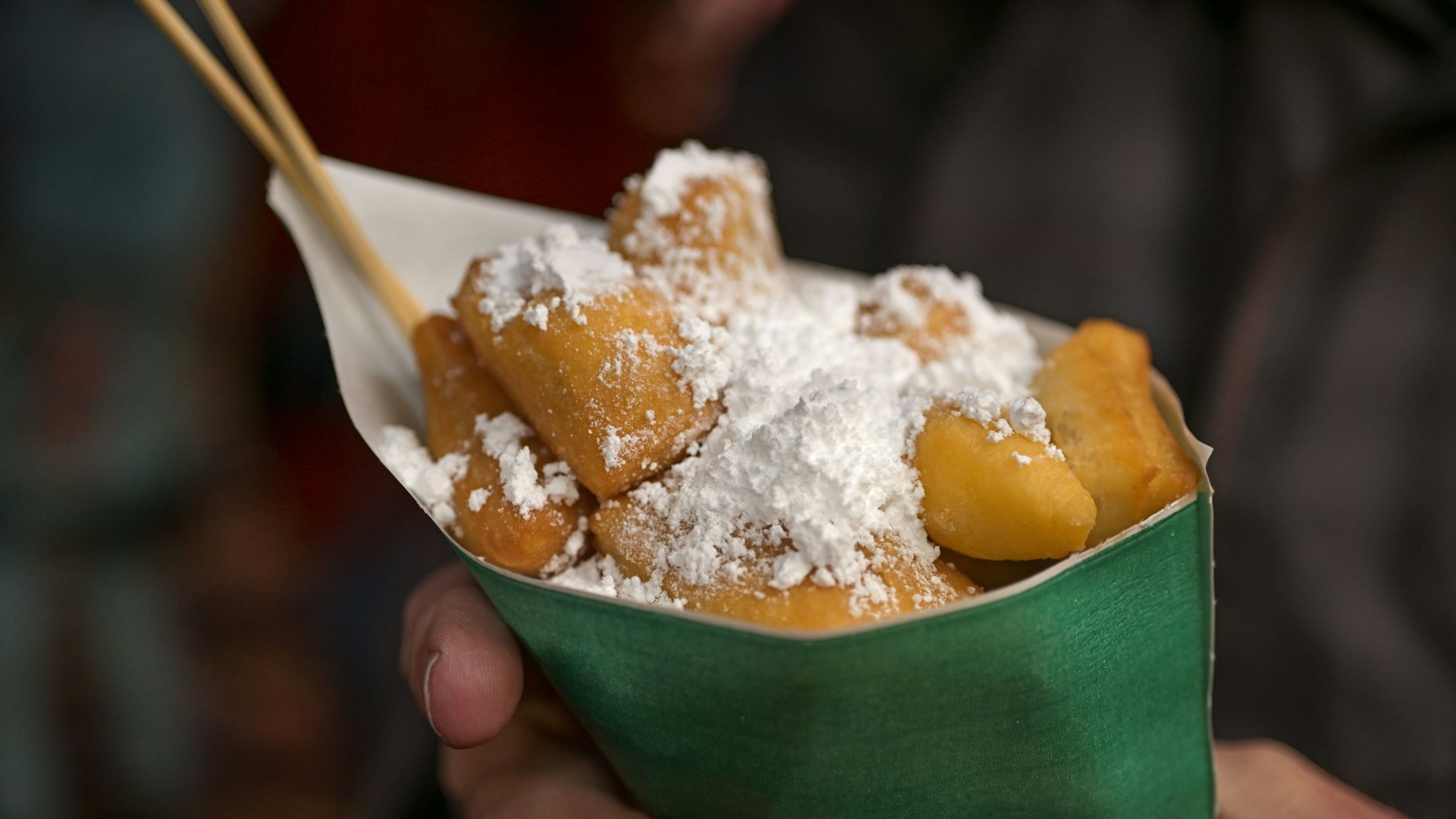 So kennt man sie vom Weihnachtsmarkt: Leckere Kräppelchen in einer Tüte mit einer ordentlichen Portion Puderzucker. Die Nascherei können Sie auch zu Hause backen.