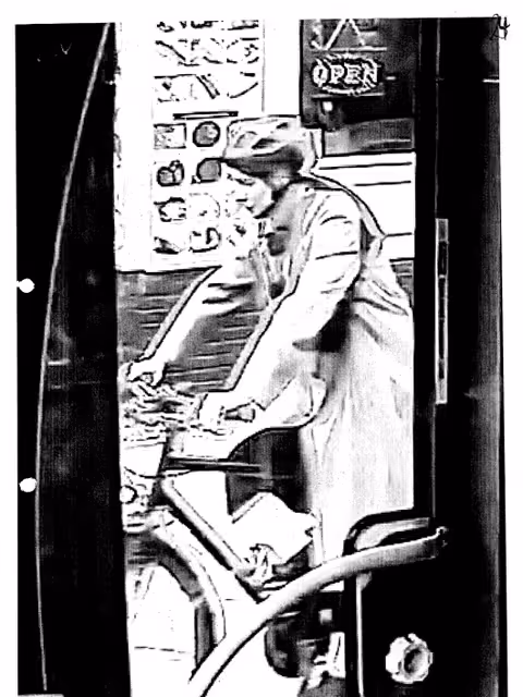 BVG-Bus brutal ausgebremst: Berliner Polizei sucht Frau Rad-Rambo!