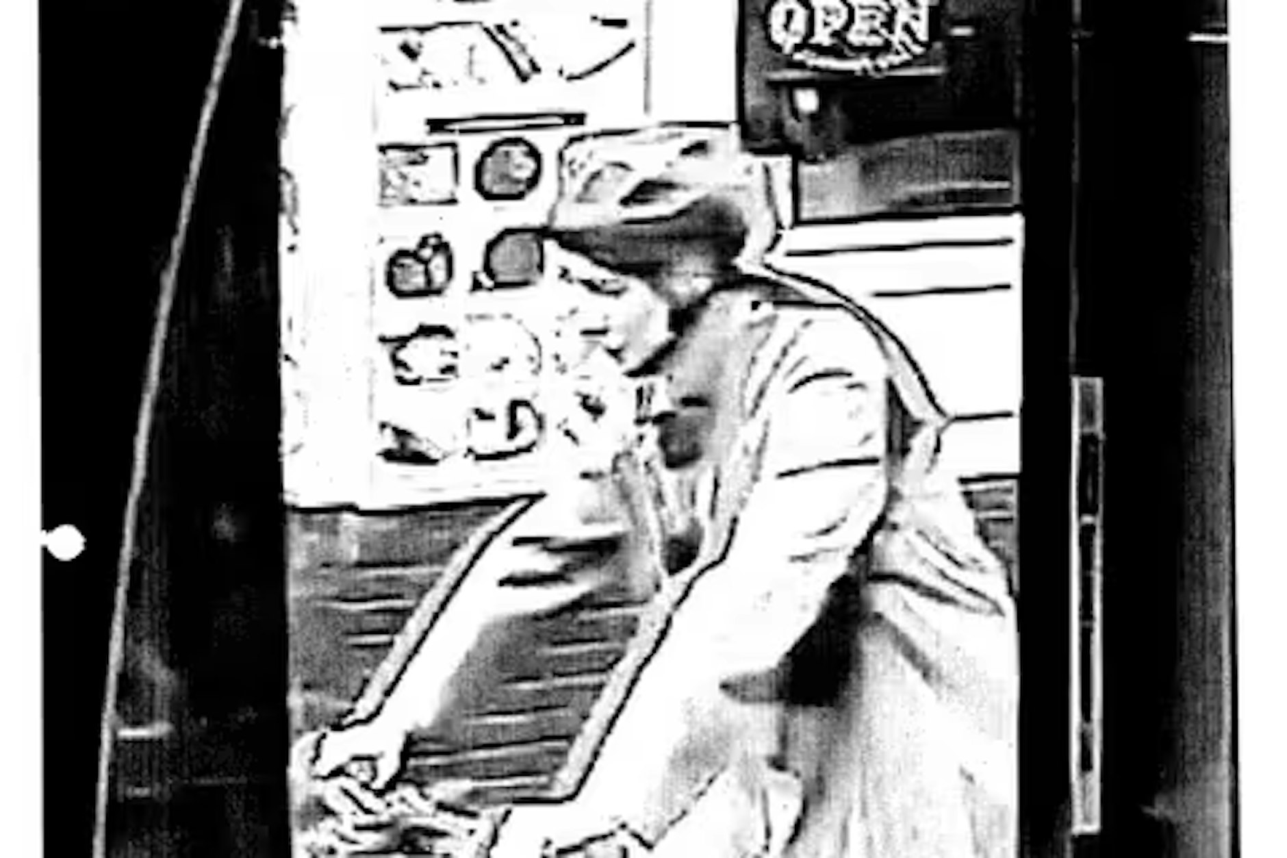 Die Polizei sucht diese Radfahrerin: Sie verursachte die Gefahrenbremsung eines BVG-Busses, bei der sich mehrere Fahrgäste verletzten.