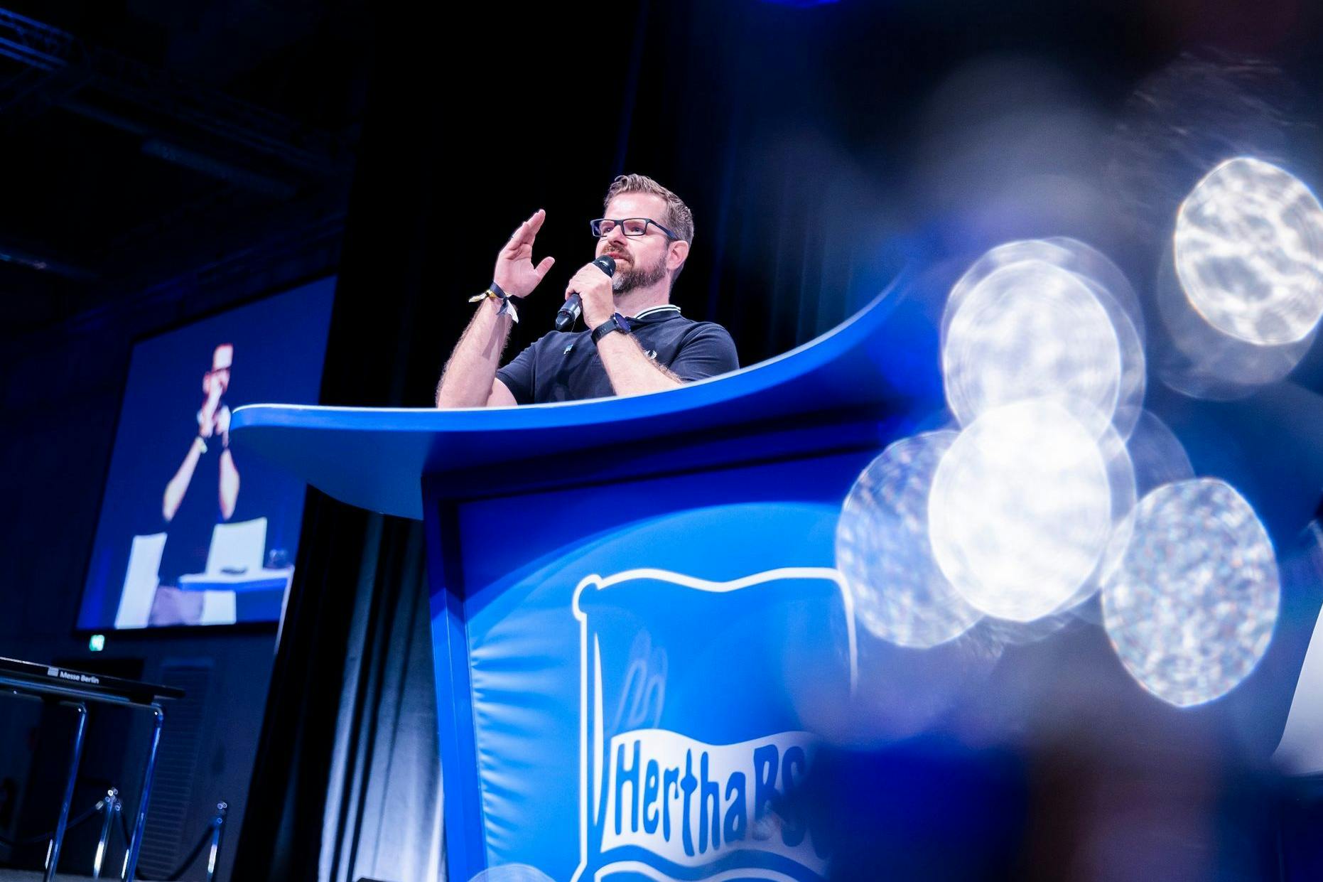 Der aussichtsreichste Kandidat für diesen Sonntag: Fabian Drescher, Interimspräsident von Hertha BSC, bei der Mitgliederversammlung im City Cube im Mai