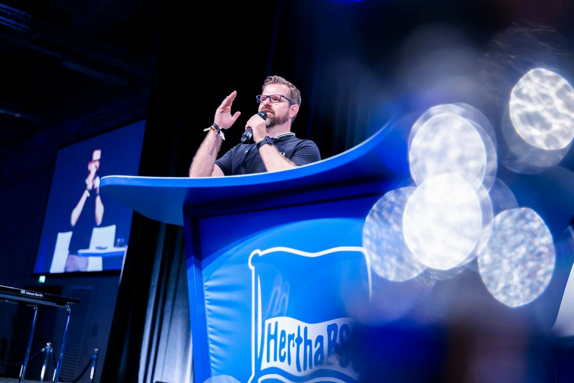 Der aussichtsreichste Kandidat für diesen Sonntag: Fabian Drescher, Interimspräsident von Hertha BSC, bei der Mitgliederversammlung im City Cube im Mai