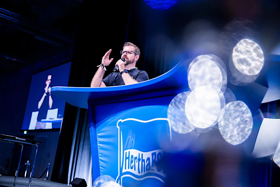 Der aussichtsreichste Kandidat für diesen Sonntag: Fabian Drescher, Interimspräsident von Hertha BSC, bei der Mitgliederversammlung im City Cube im Mai
