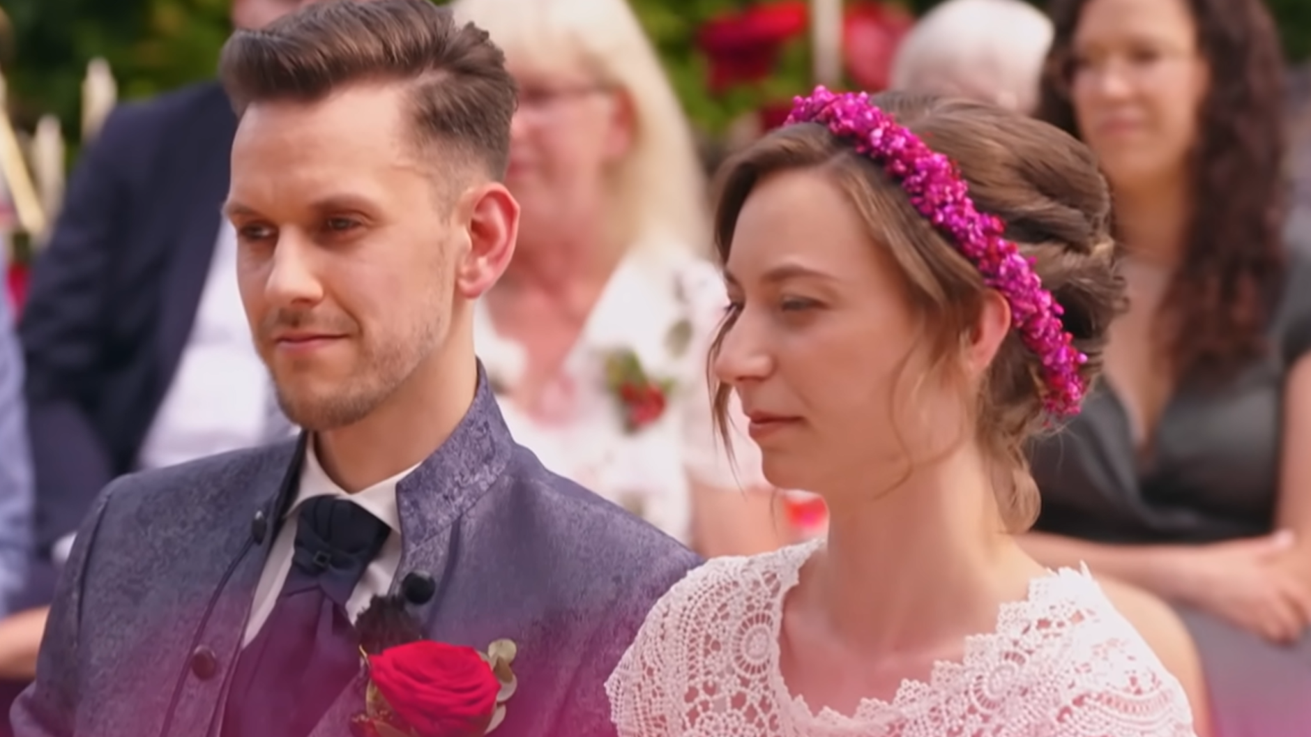 Emma und Christian während ihrer Hochzeit auf den ersten Blick vor dem Traualtar.