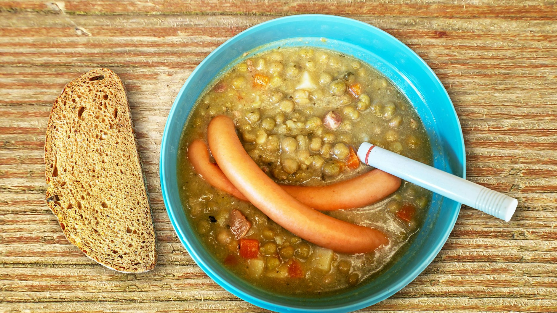 Servieren Sie zur Erbsensuppe am besten eine Svheibe Brot - sie rundet das Rezept auf jeden Fall ab!