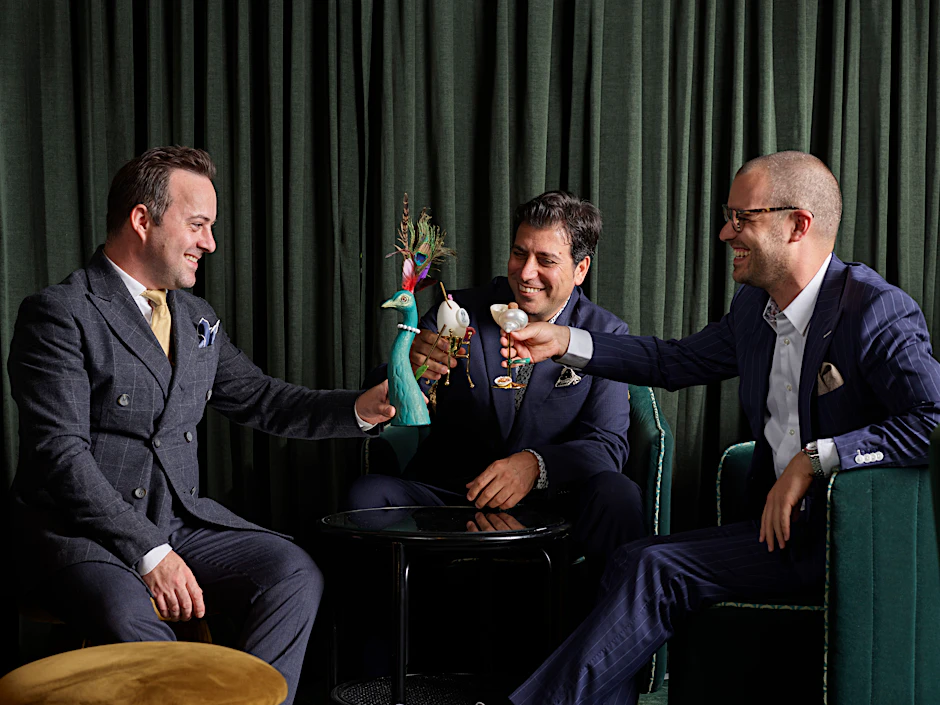 Marian Beke, Aviran Avidan und Omer Gazit (v.l.) stoßen in der Gibson Bar auf die Gibson Bar an.
