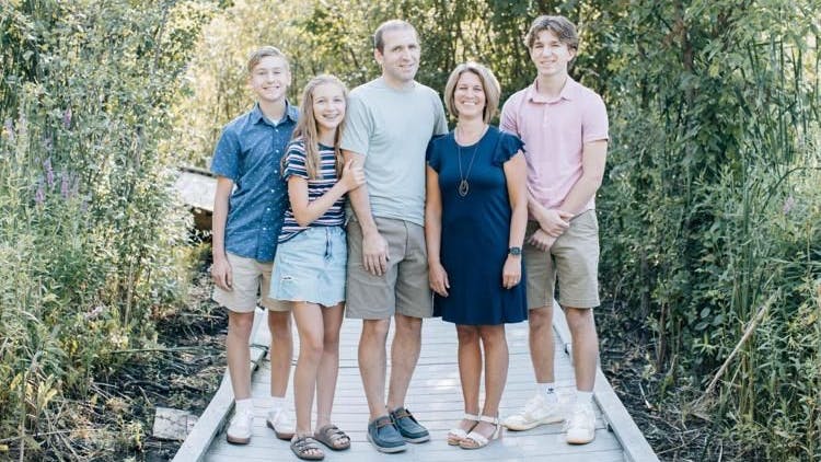 Der US-Amerikaner ließ seine Frau und die drei gemeinsamen Kinder zurück - offenbar für eine Geliebte.