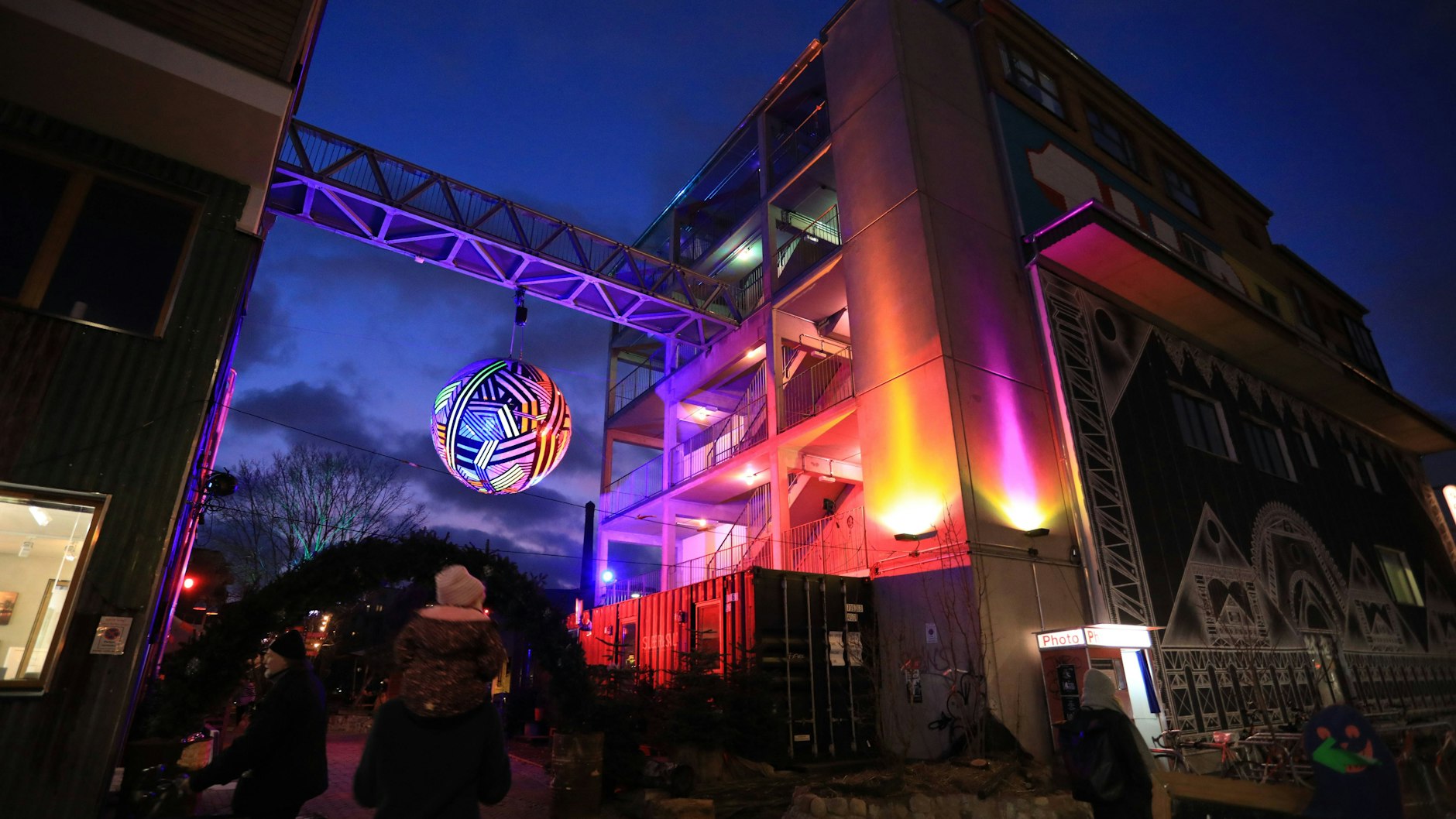 Am Eingang des Weihnachtsmarktes am Holzmarkt in Berlin-Friedrichshain werden Besucher mit einer Disco-Kugel eingestimmt.