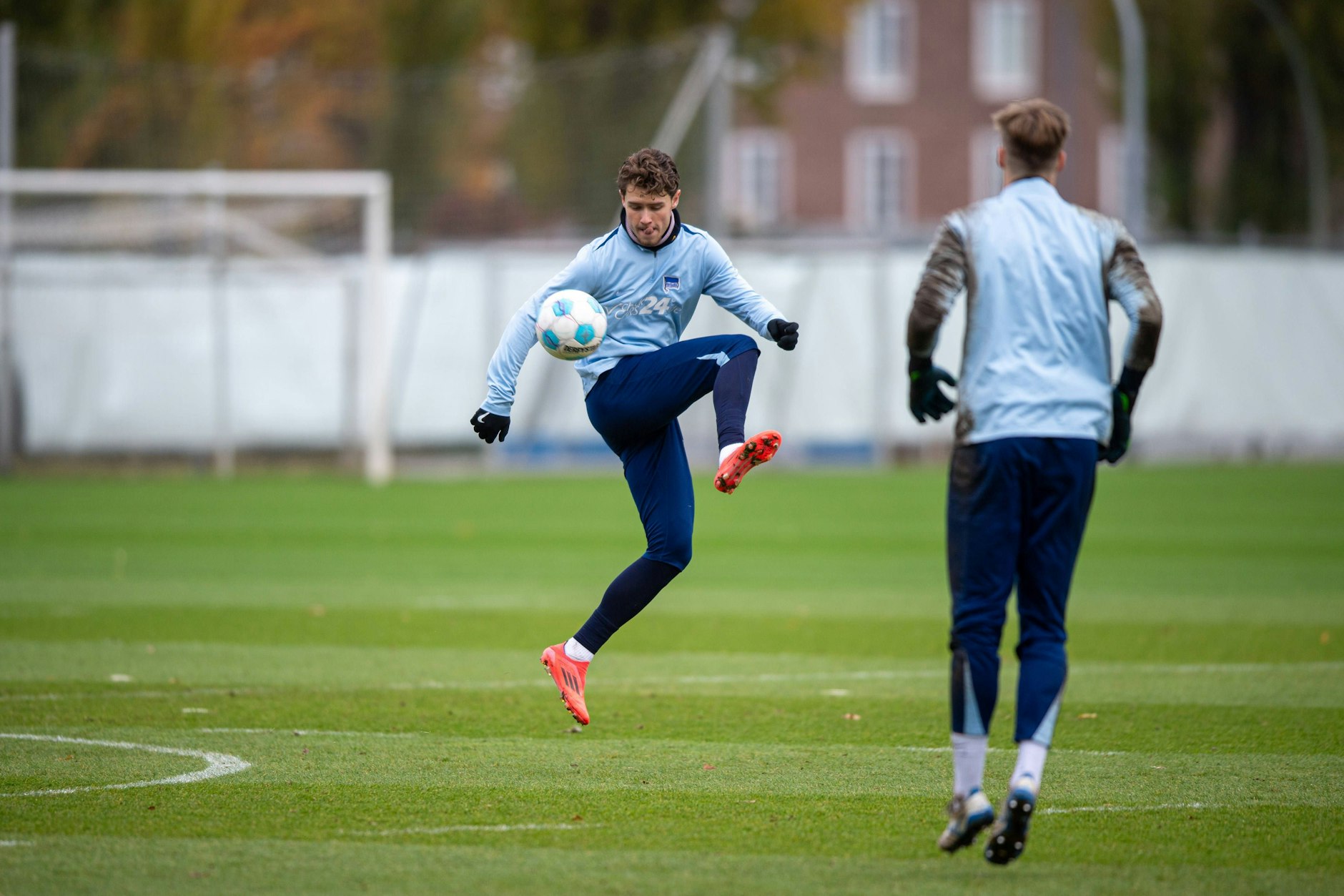 Da ist er wieder! Herthas Verteidiger Linus Gechter trainiert nach seiner Schulter-OP seit Dienstag wieder mit der Mannschaft.