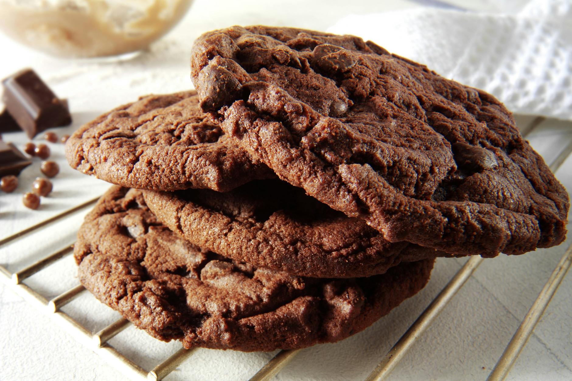 Leckere Schokoladen-Plätzchen schmecken nicht nur in der Adventszeit super lecker. Dafür braucht man nur fünf Zutaten.