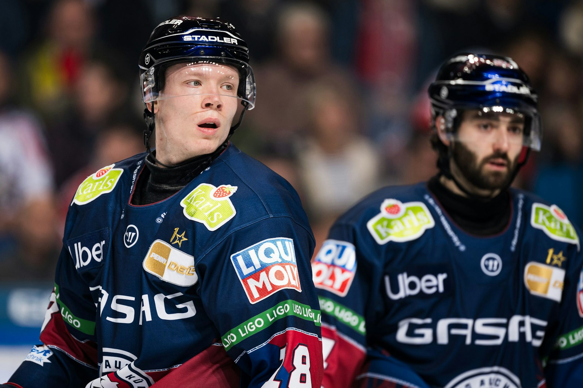 Auf Jonas Müller (l.), Liam Kirk und die Eisbären warten am Sonntag gegen Frankfurt eine schwere Aufgabe.
